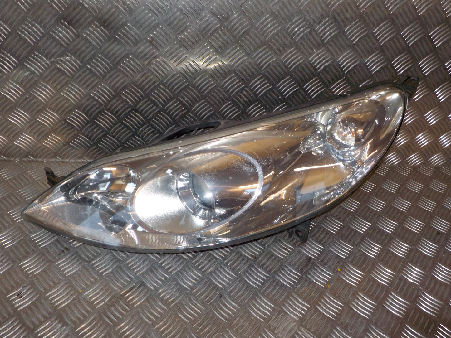 Peugeot 407 Forlygte Med OEM Nr. 0301213201 Fra Peugeot Ophugger