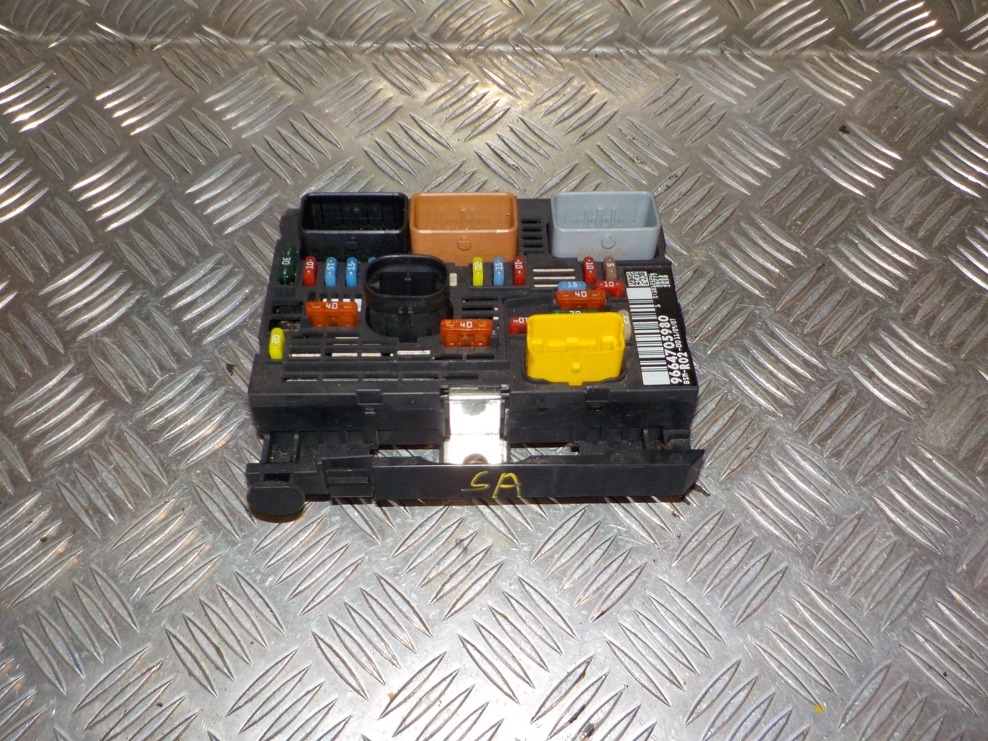 Peugeot 407 Sikringsboks Med OEM Nr. 9664705980 Fra Peugeot Ophugger