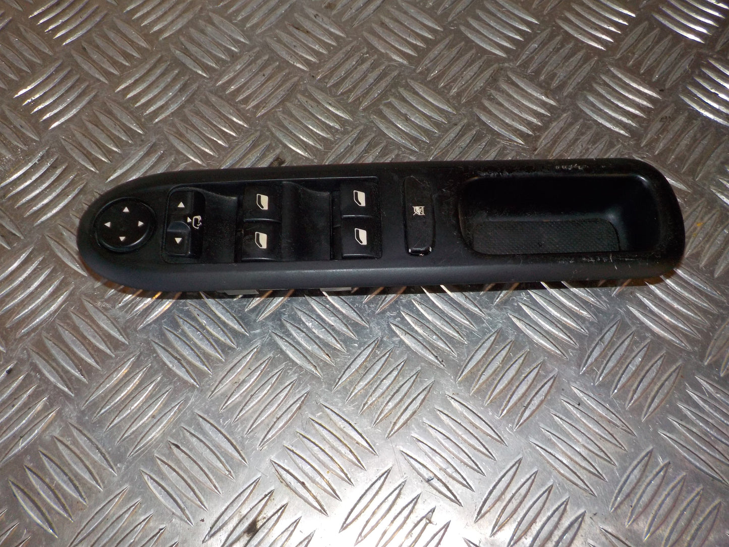 Peugeot 407 Kontakt Rudehejs Med OEM Nr. 96468704XT Fra Peugeot Ophugger