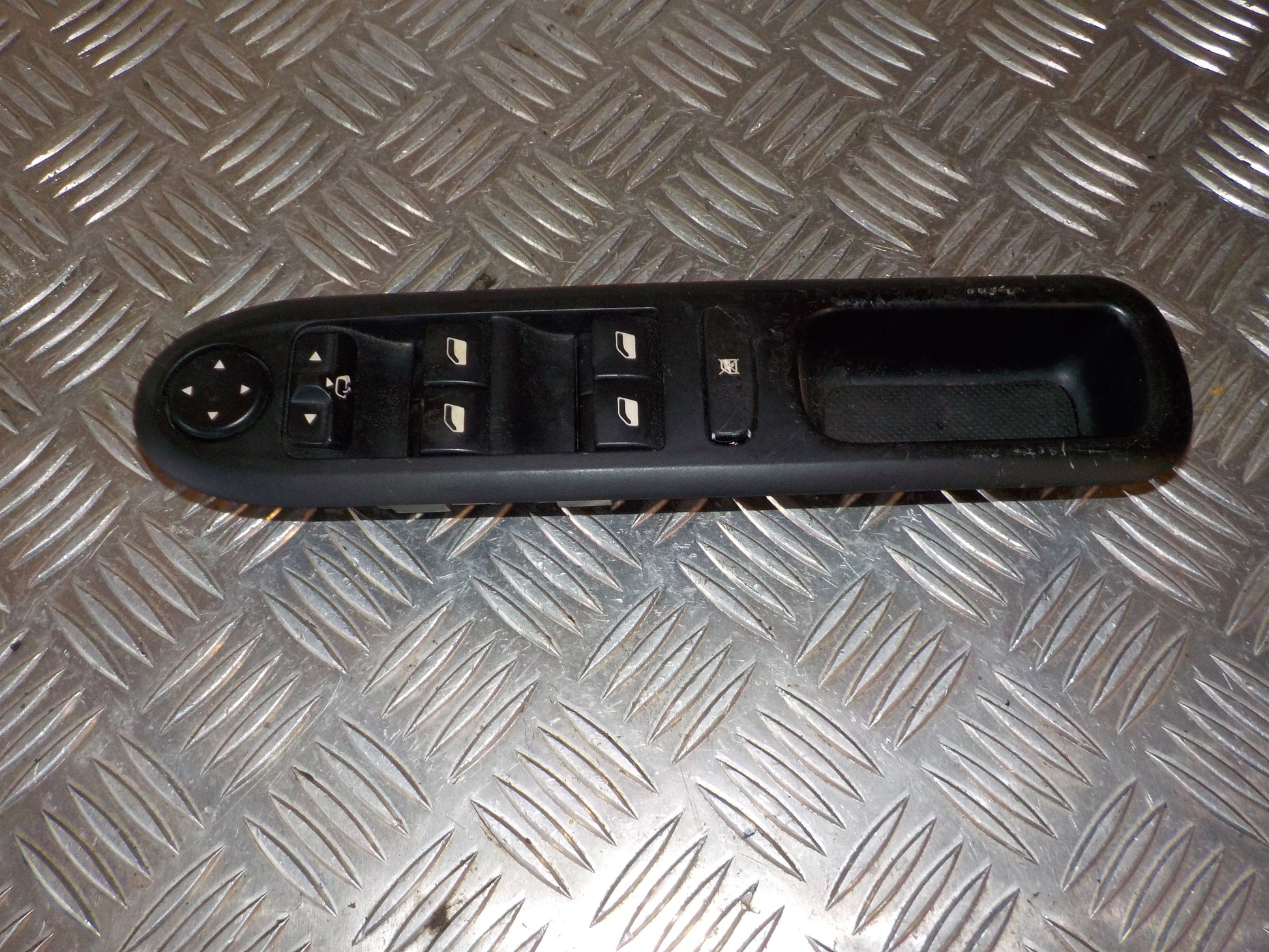 Peugeot 407 Kontakt Rudehejs Med OEM Nr. 96468704XT Fra Peugeot Ophugger