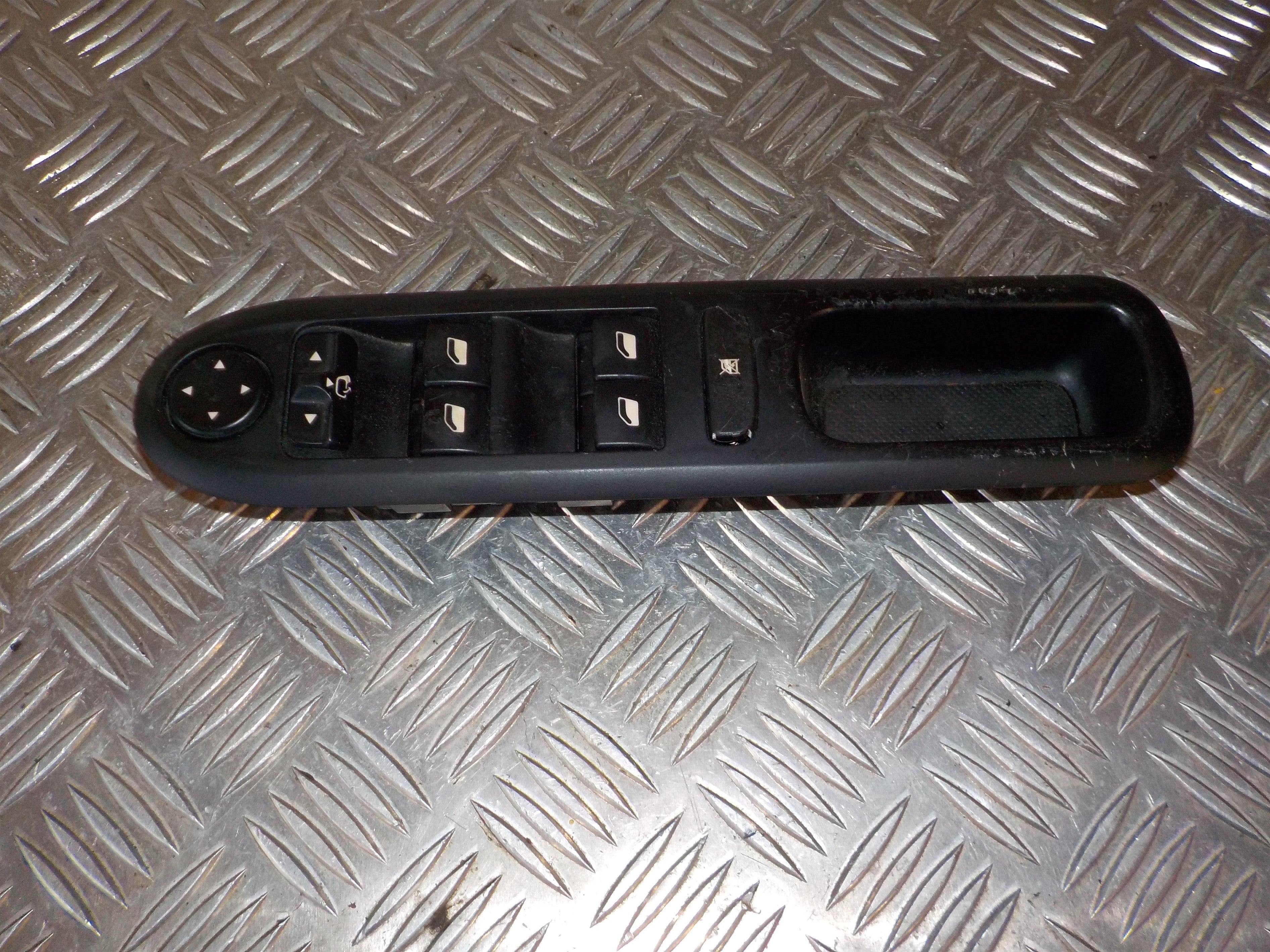 Peugeot 407 Kontakt Rudehejs Med OEM Nr. 96468704XT Fra Peugeot Ophugger