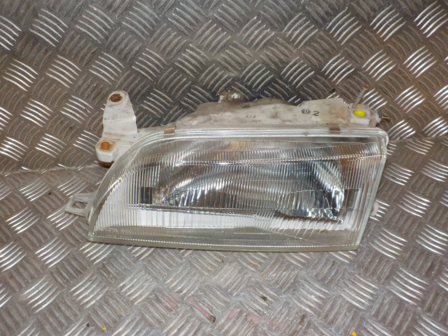 Toyota Corolla 3D–5D HB E100 Forlygte Med OEM Nr. 811501A551 Fra Toyota Ophugger