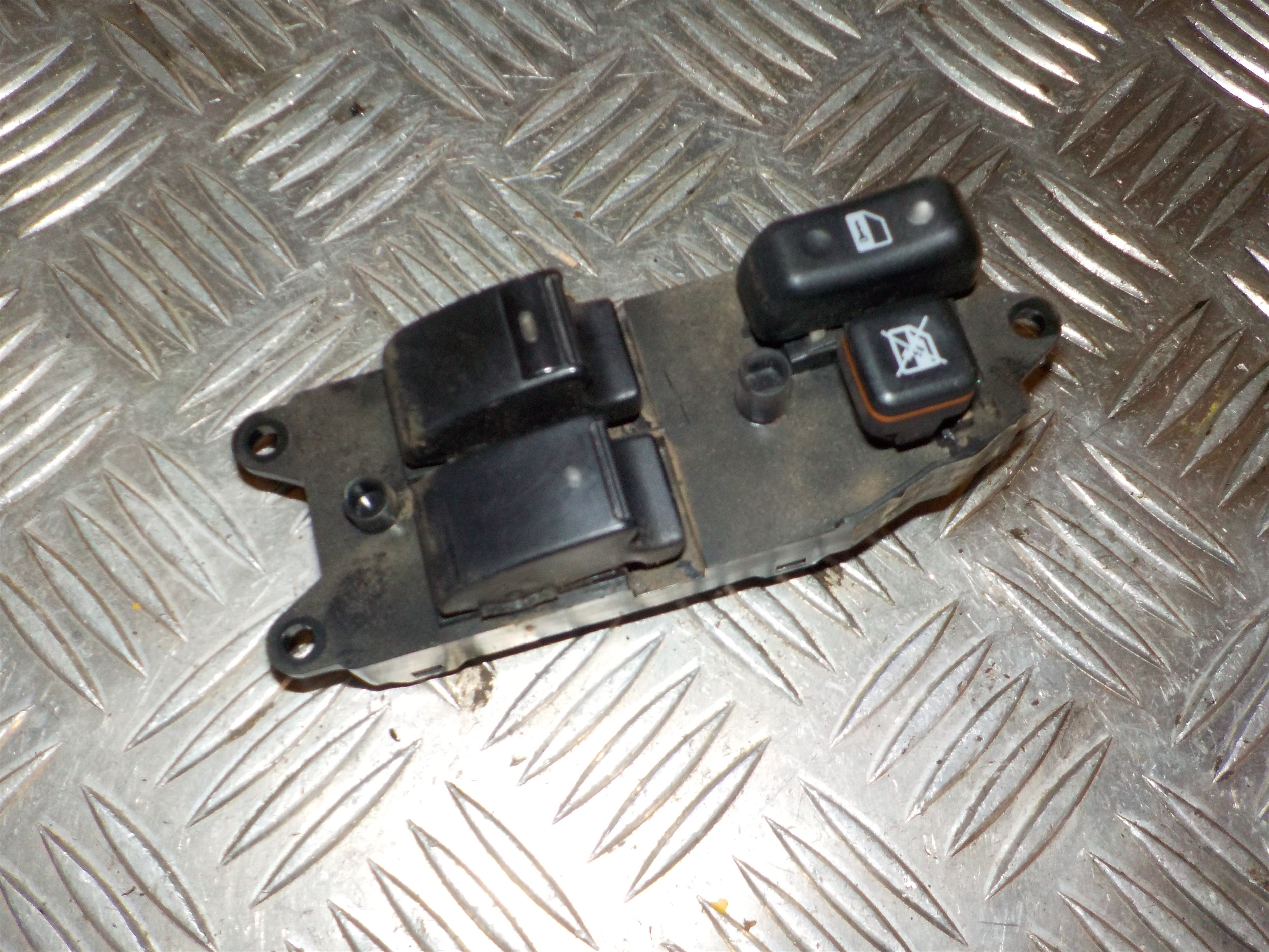 Toyota Corolla Verso Kontakt Rudehejs Med OEM Nr. 848200F40 Fra Toyota Ophugger