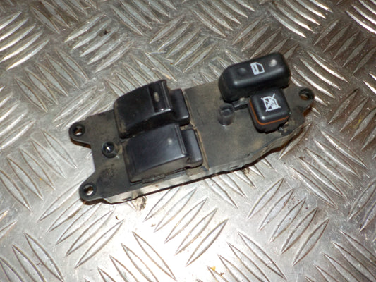 Toyota Corolla Verso Kontakt Rudehejs Med OEM Nr. 848200F40 Fra Toyota Ophugger