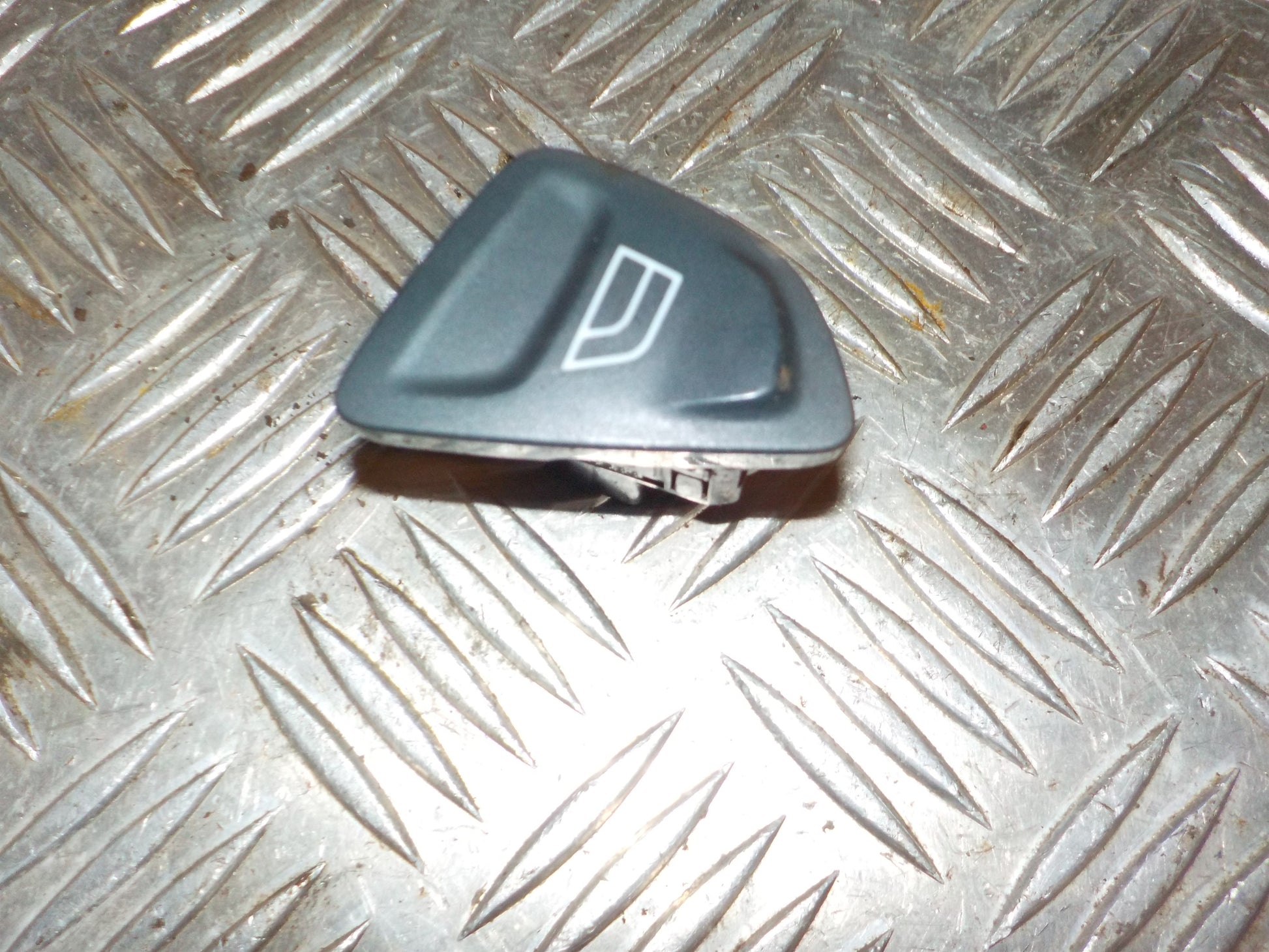 Ford Ka Kontakt Rudehejs Med OEM Nr. Ophugger Fra Ford Ophugger