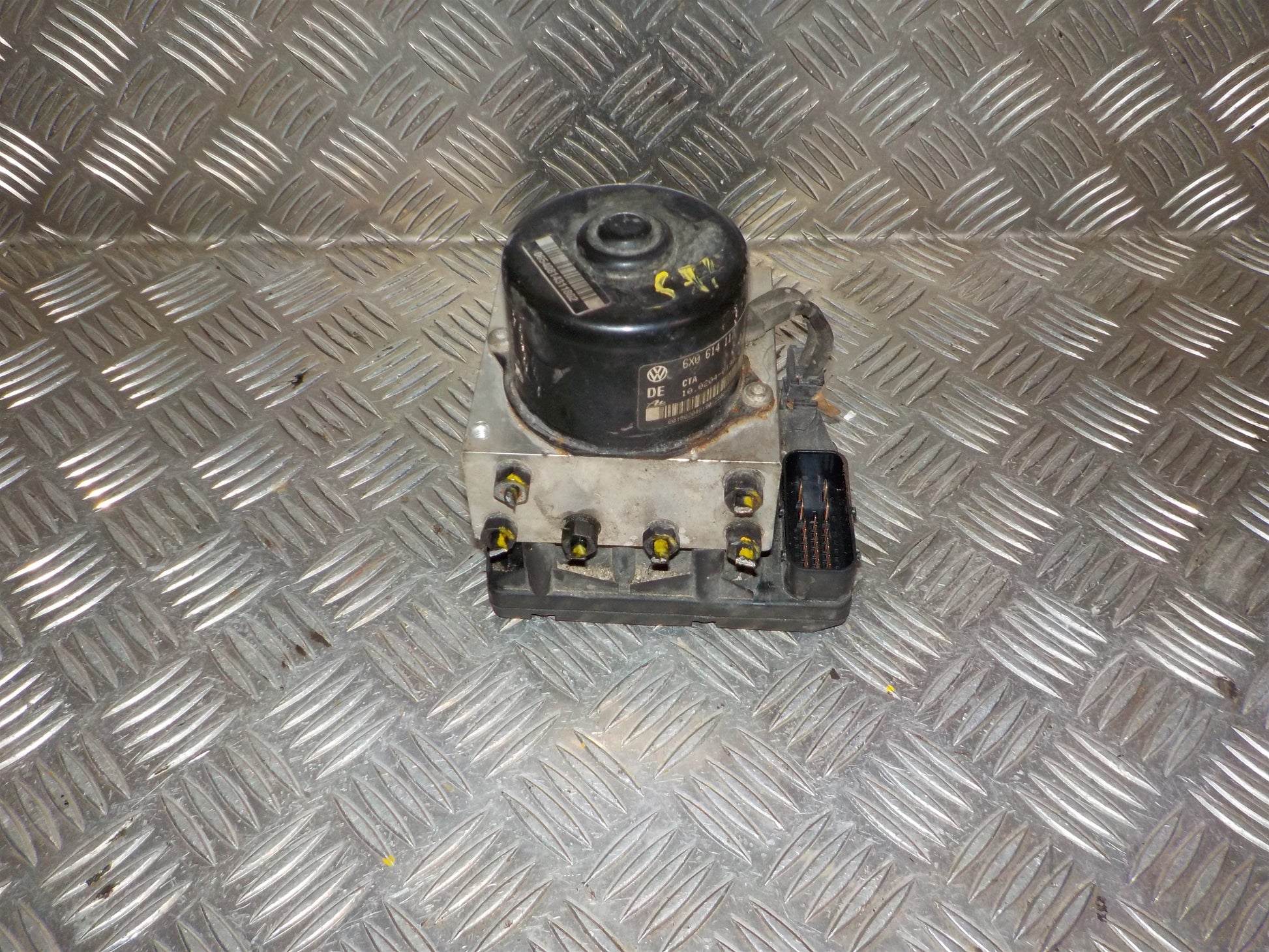 VW Polo Facel. 6N Abs Pumpe Med OEM Nr. 6X0614117 Fra VW Ophugger