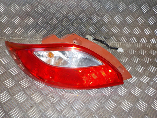 Mazda 2 DE Baglygte Med OEM Nr. Ophugger Fra Mazda Ophugger