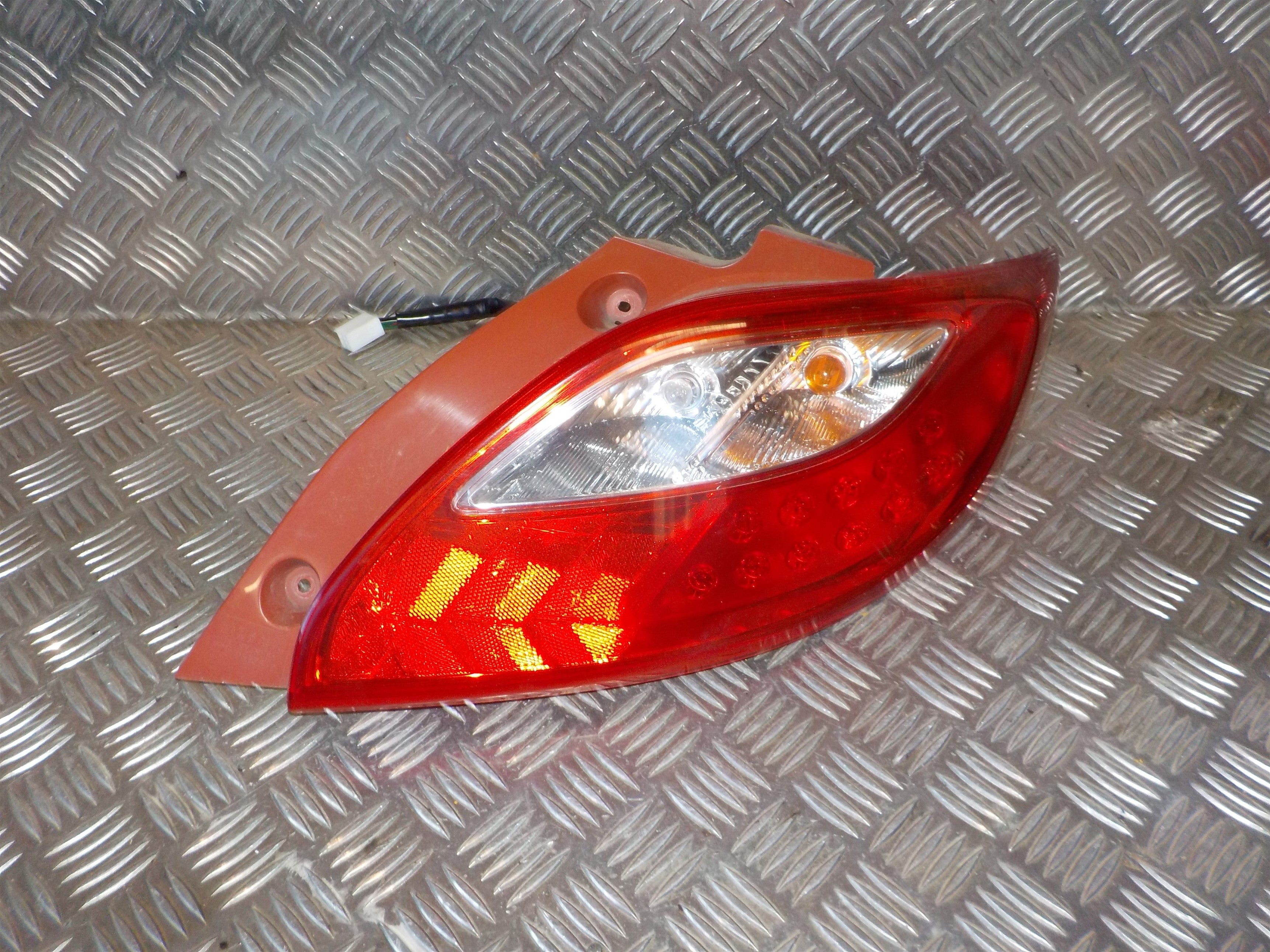 Mazda 2 De Baglygte Med OEM Nr. Ophugger Fra Mazda Ophugger