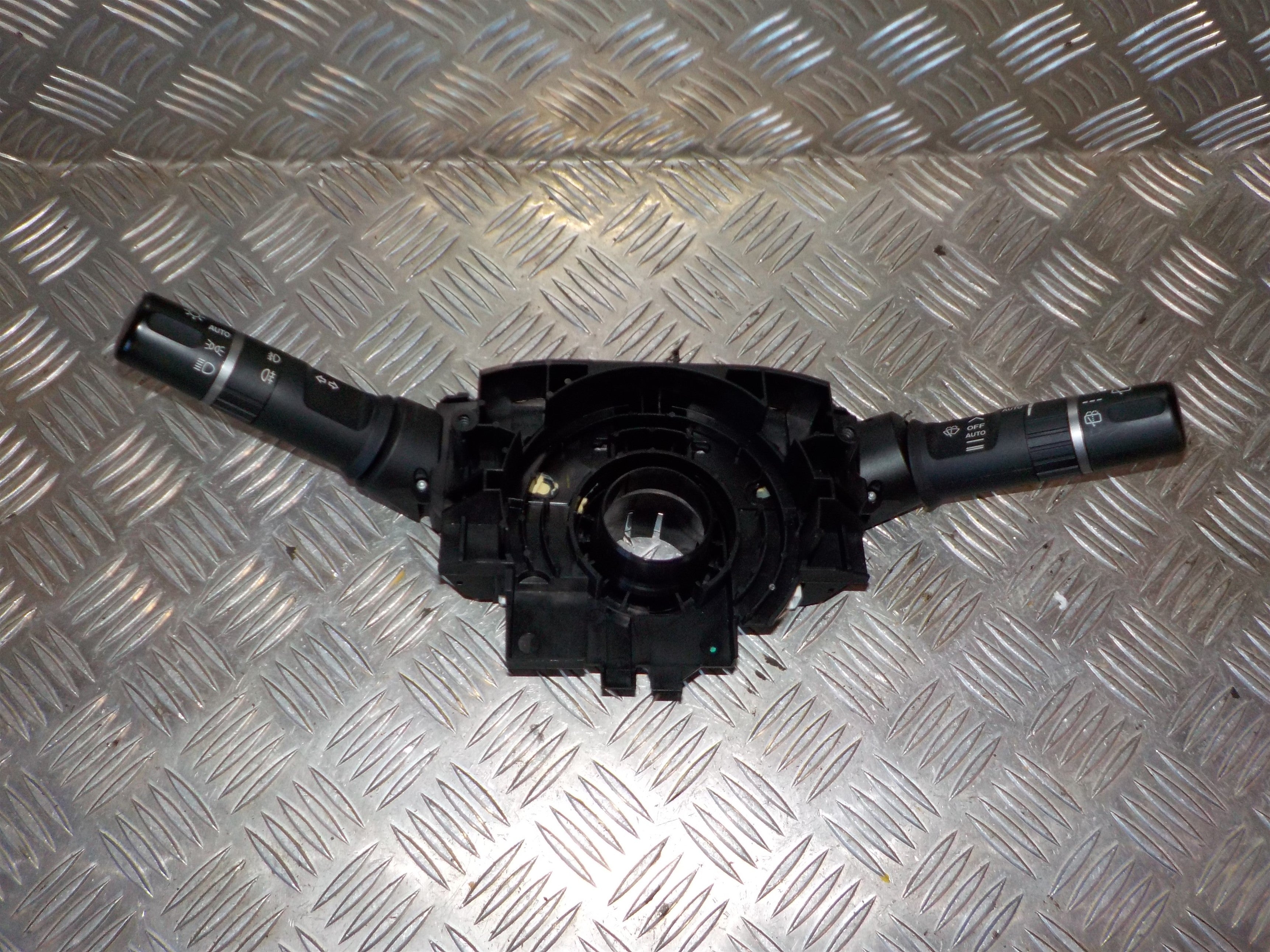 Mazda 2 De Kontakt Combi Med OEM Nr. DF7566120B Fra Mazda Ophugger