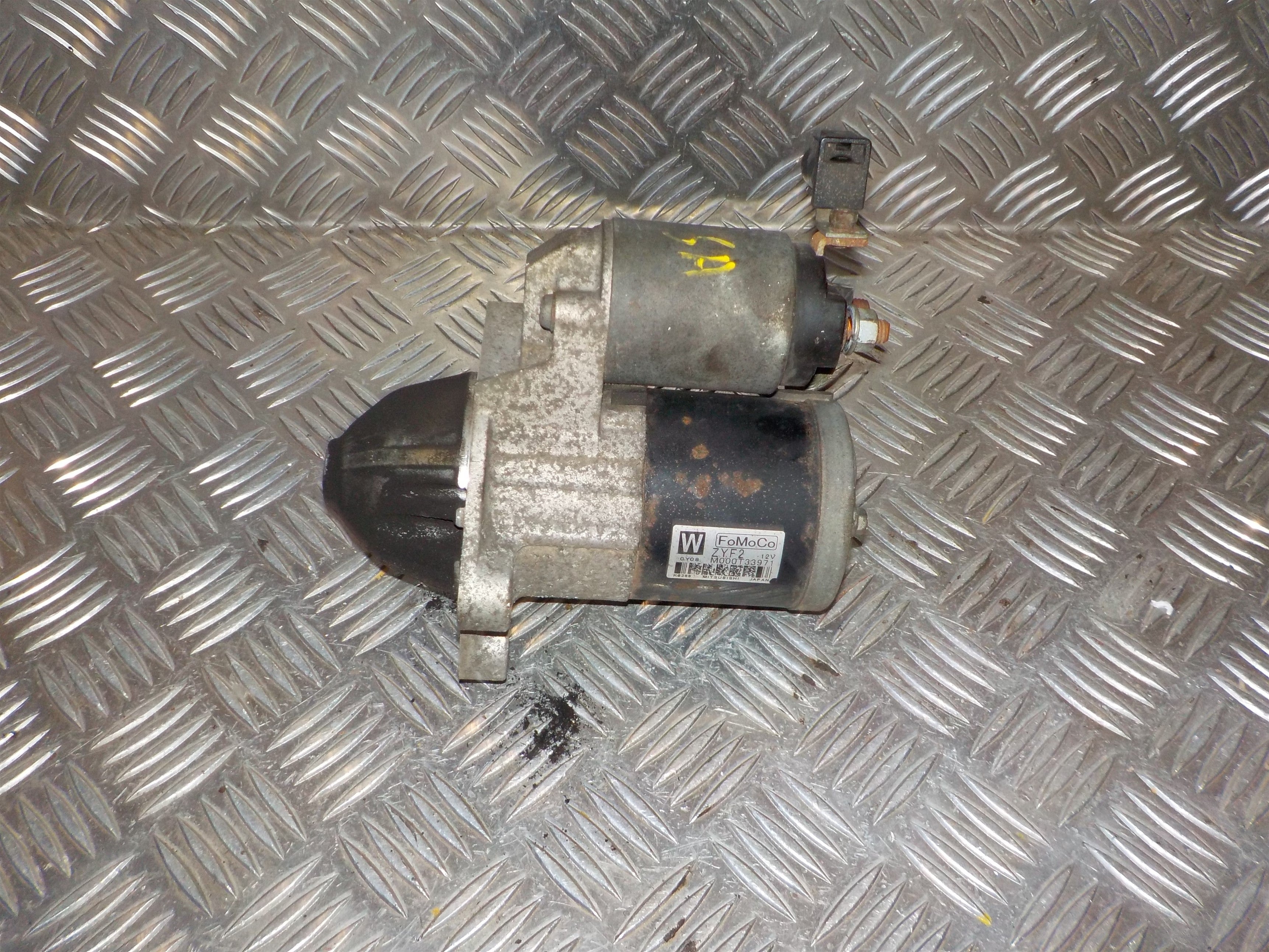 Mazda 2 De Starter Med OEM Nr. M000T33971 Fra Mazda Ophugger