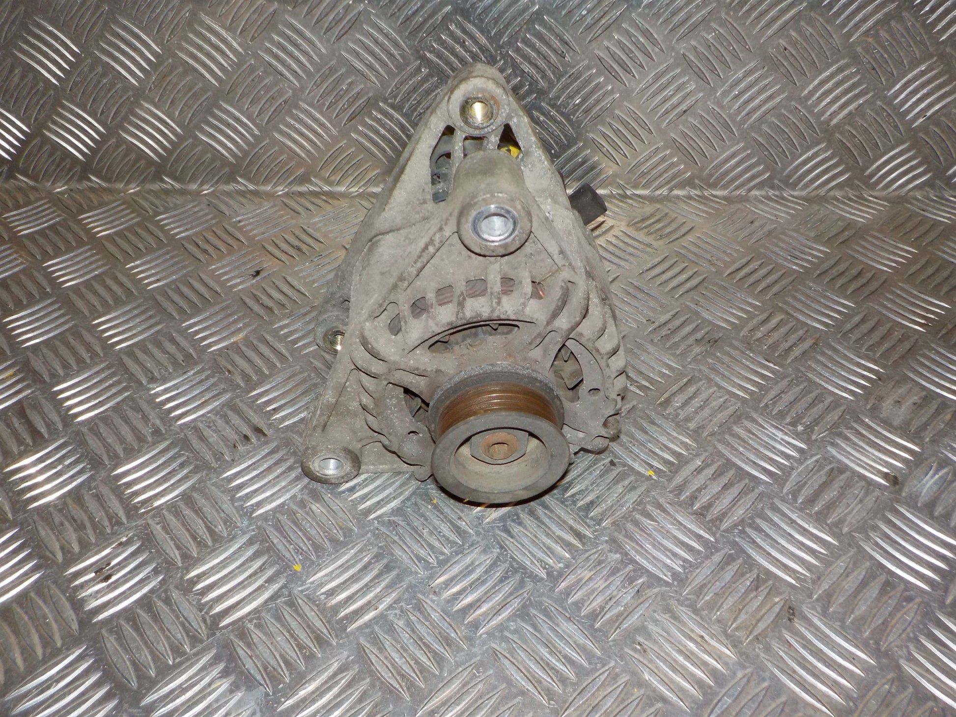 Opel Corsa C Generator Med OEM Nr. 13222929 Fra Opel Ophugger