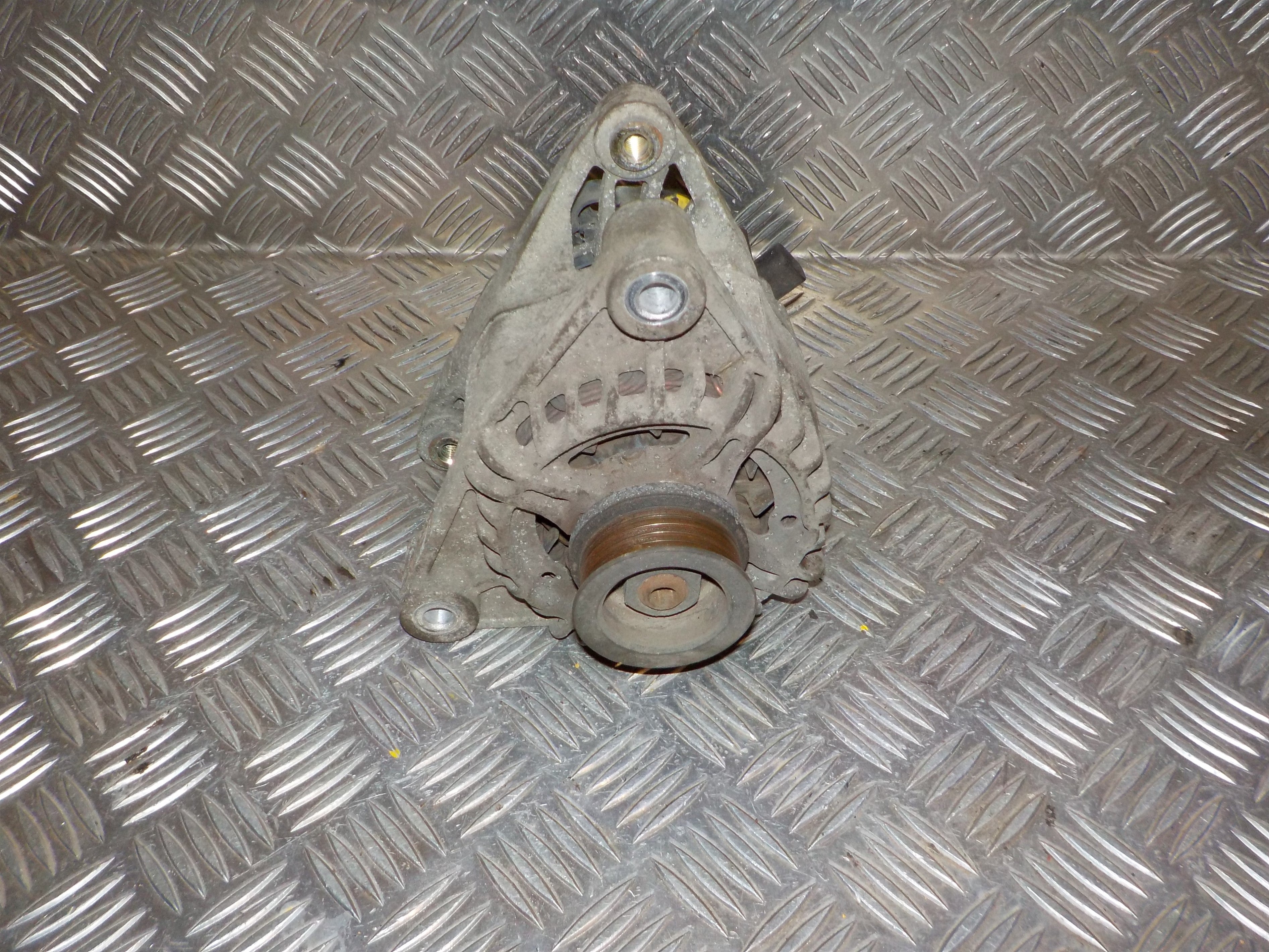 Opel Corsa C Generator Med OEM Nr. 93177835 Fra Opel Ophugger