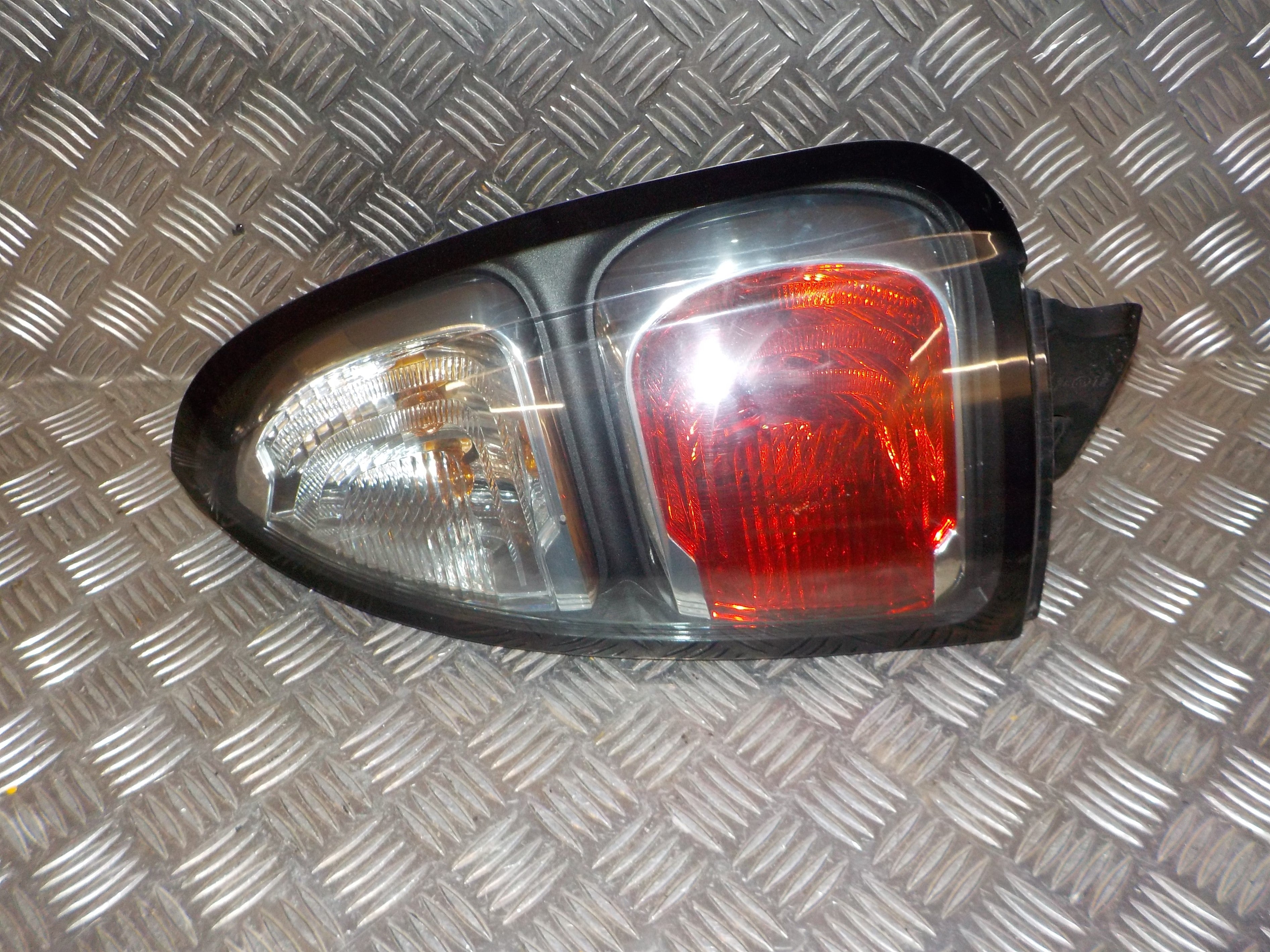 Citroen C3 Picasso Baglygte Med OEM Nr. 9681749180 Fra Citroen Ophugger
