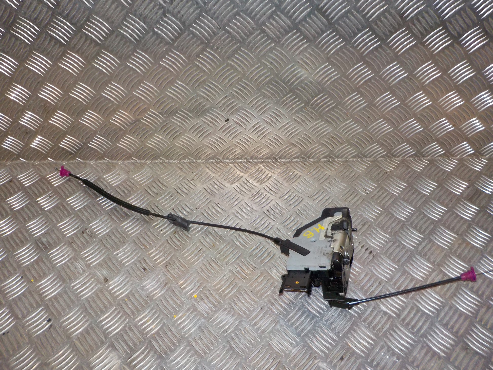 Citroen C3 Picasso Dørlås Med OEM Nr. 9138T9 Fra Citroen Ophugger