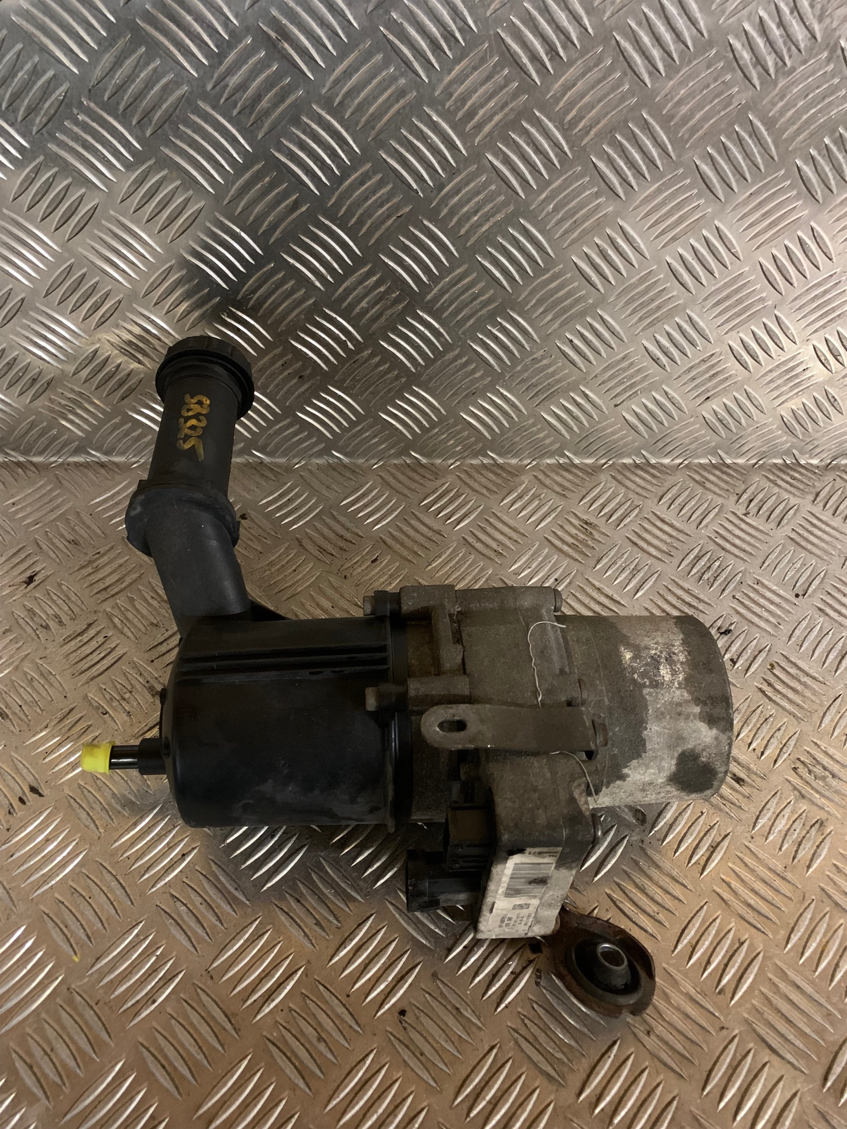 Peugeot 307 Servopumpe Med OEM Nr. 9680987180 Fra Peugeot Ophugger