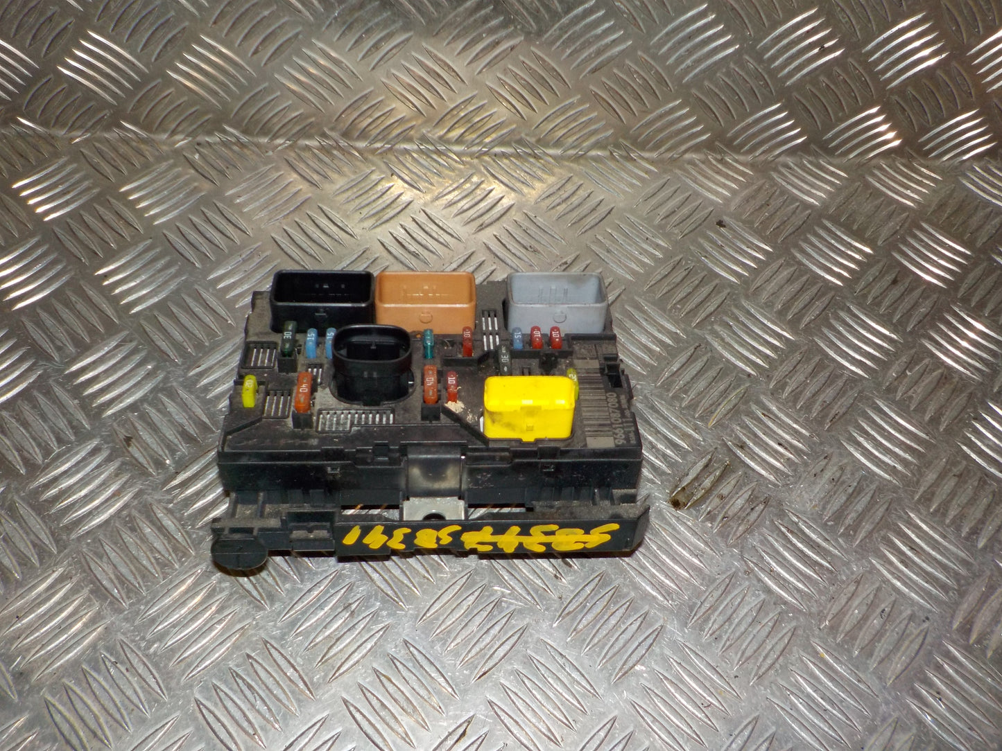 Peugeot 307 Sikringsboks Med OEM Nr. 9661087080 Fra Peugeot Ophugger