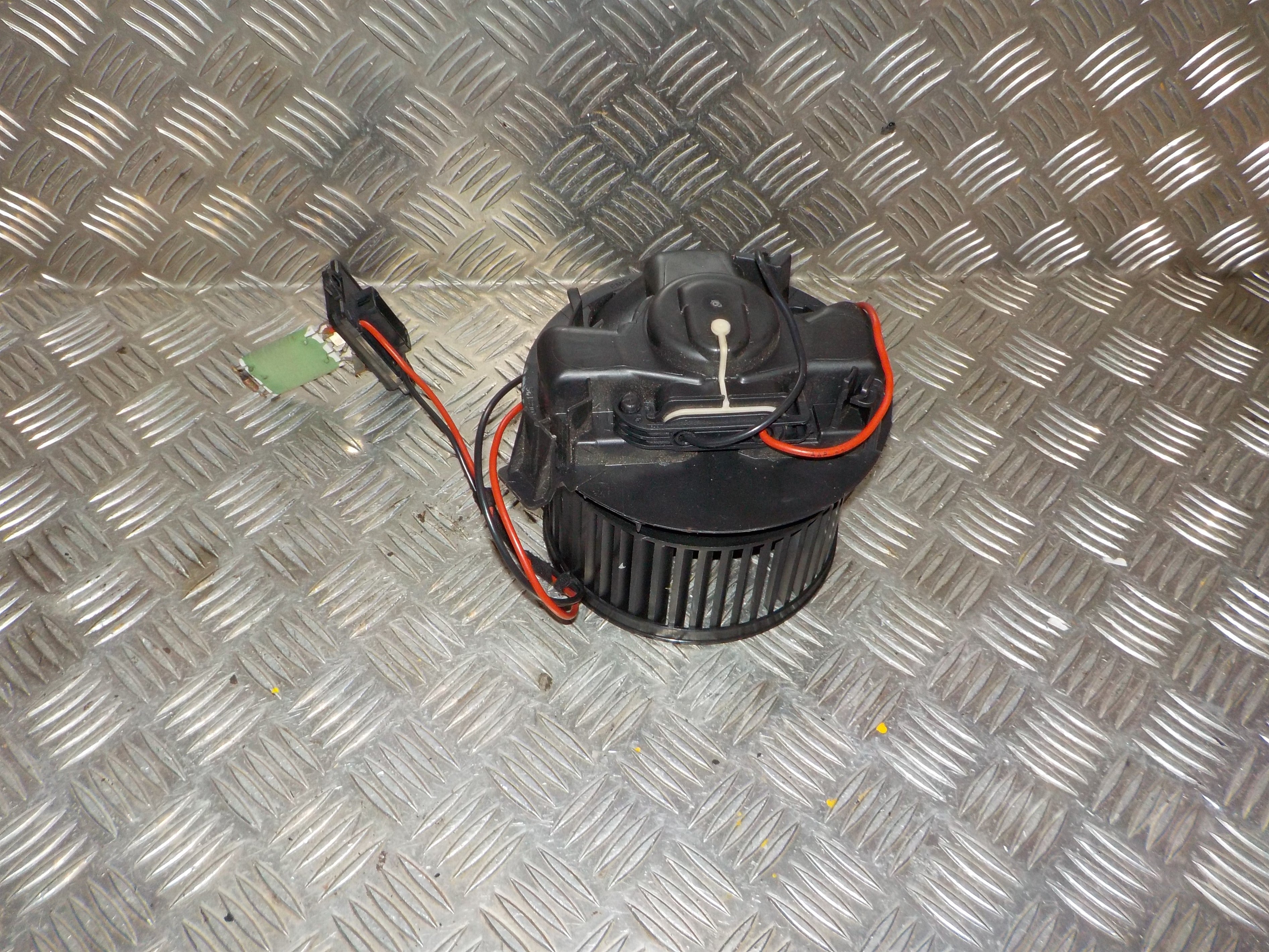 Renault Twingo 2 Varmeblæser Med OEM Nr. 7701067982 Fra Renault Ophugger