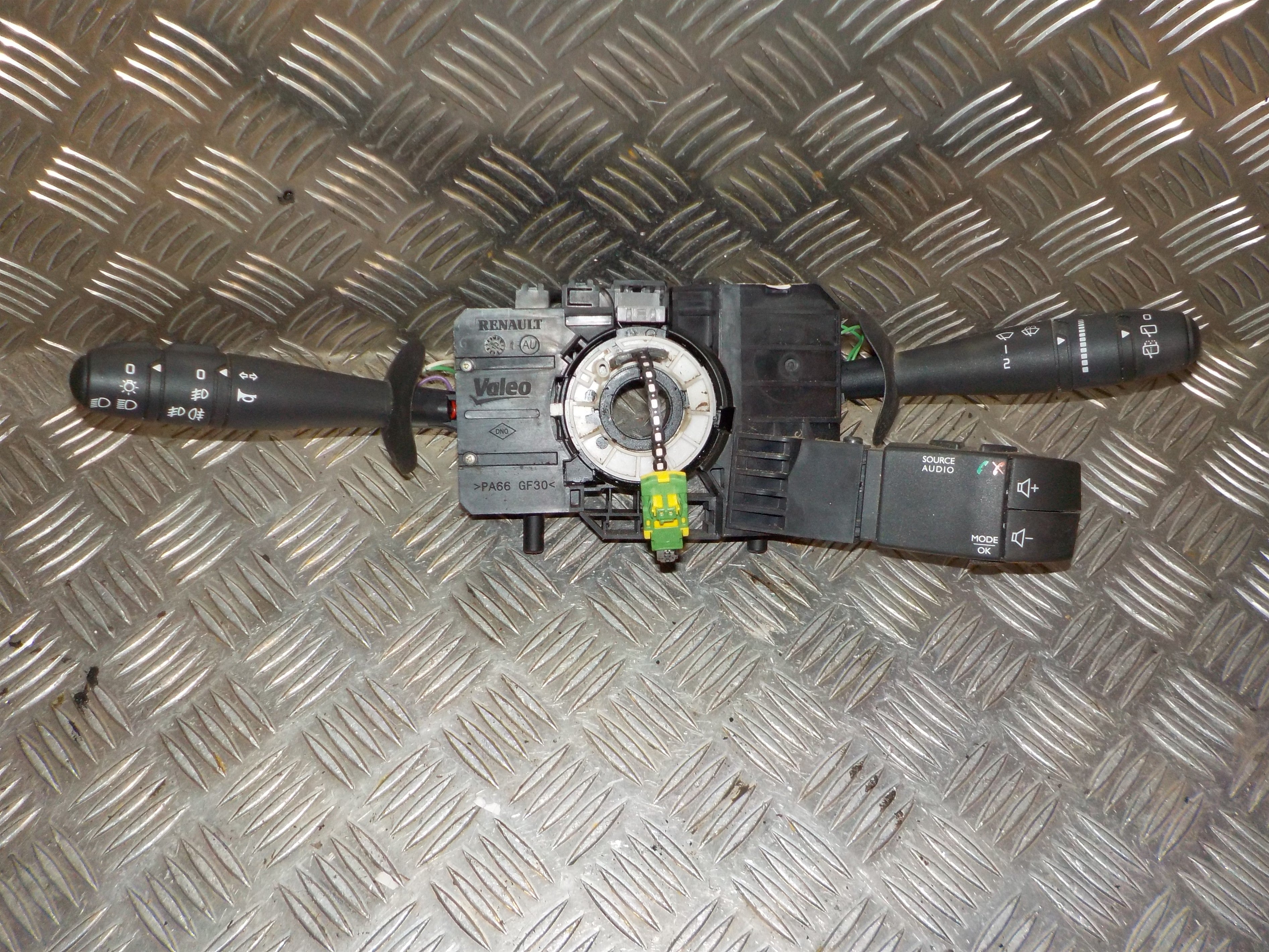 Renault Twingo 2 Kontakt Combi Med OEM Nr. 7701063406 Fra Renault Ophugger
