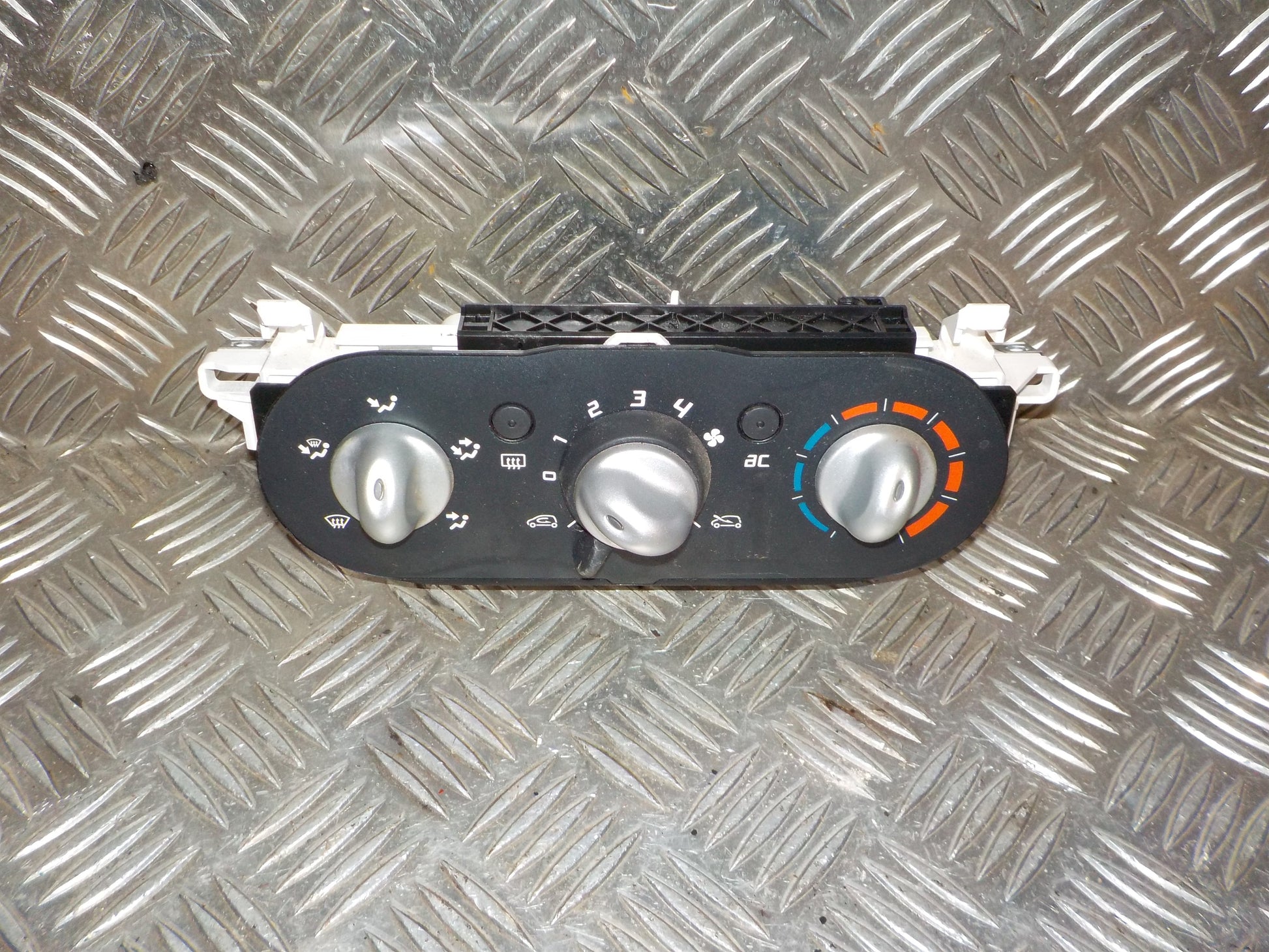 Renault Twingo 2 Varmeregulering Med OEM Nr. 7701067982 Fra Renault Ophugger