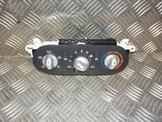 Renault Twingo 2 Varmeregulering Med OEM Nr. 7701067982 Fra Renault Ophugger