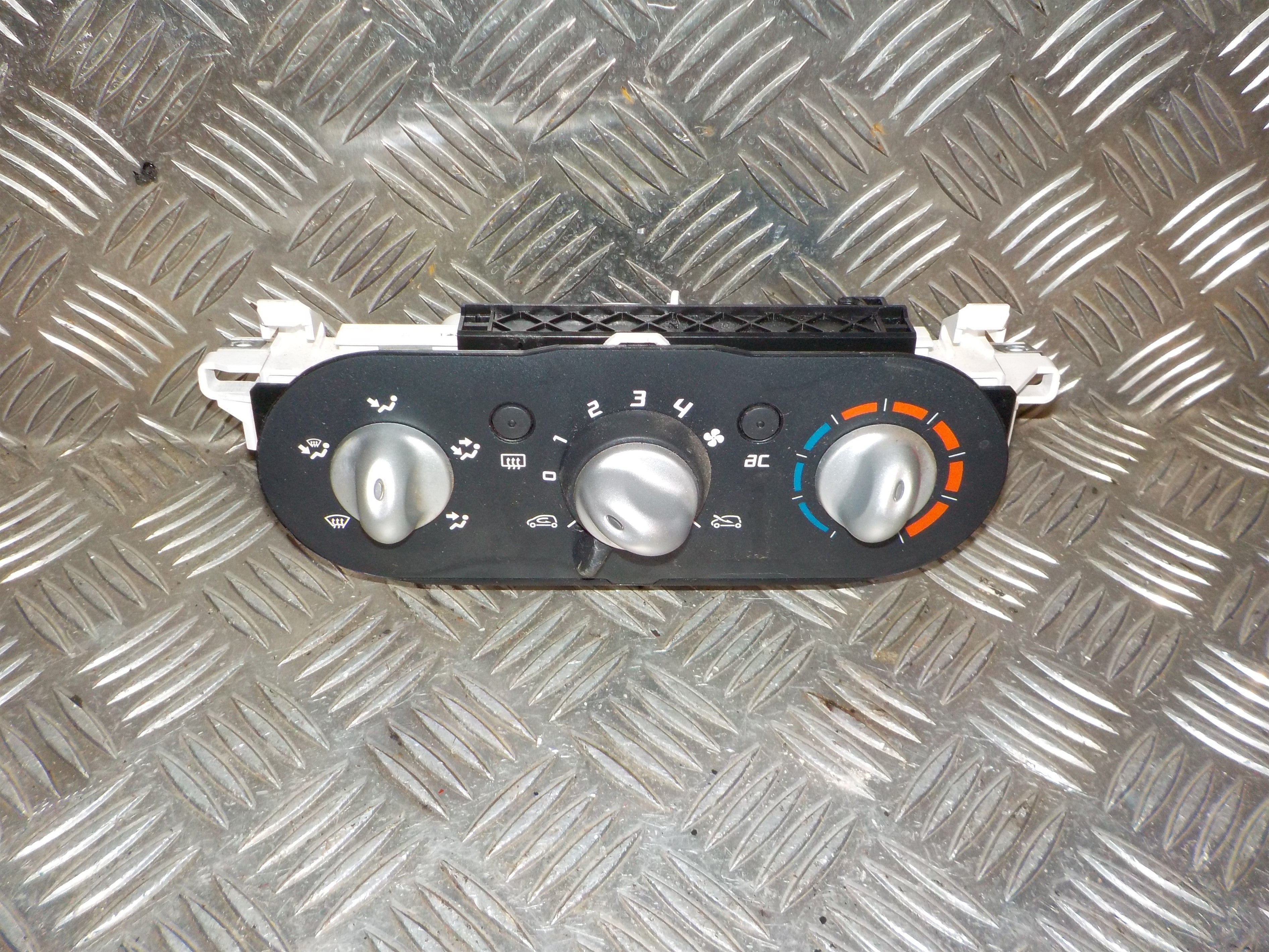 Renault Twingo 2 Varmeregulering Med OEM Nr. 7701067982 Fra Renault Ophugger