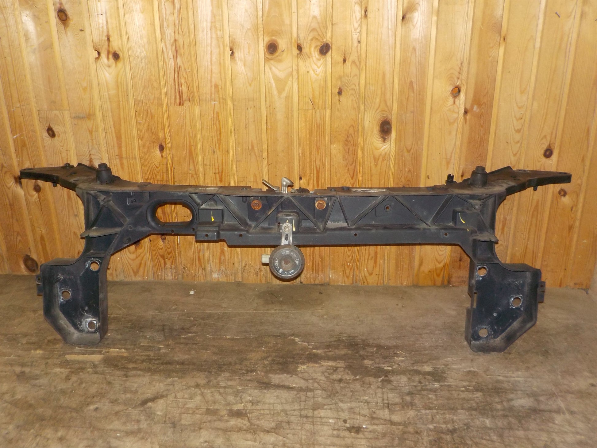 Renault Clio 3 Frontkasse Med OEM Nr. 8200290143 Fra Renault Ophugger