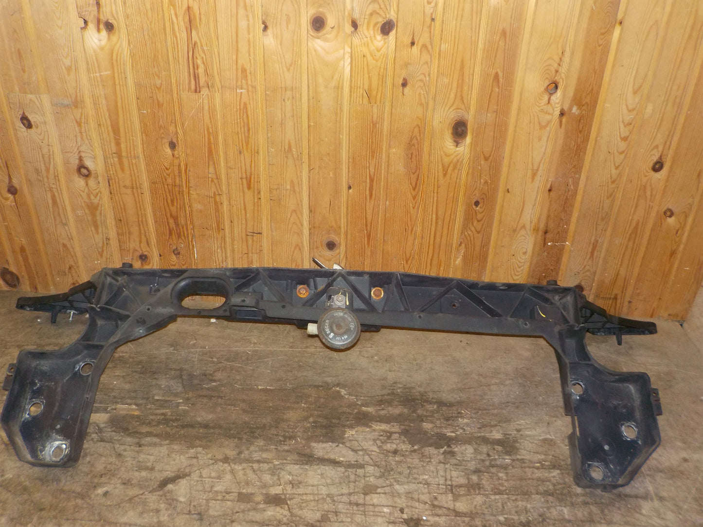 Renault Clio 3 Frontkasse Med OEM Nr. 8200290143 Fra Renault Ophugger