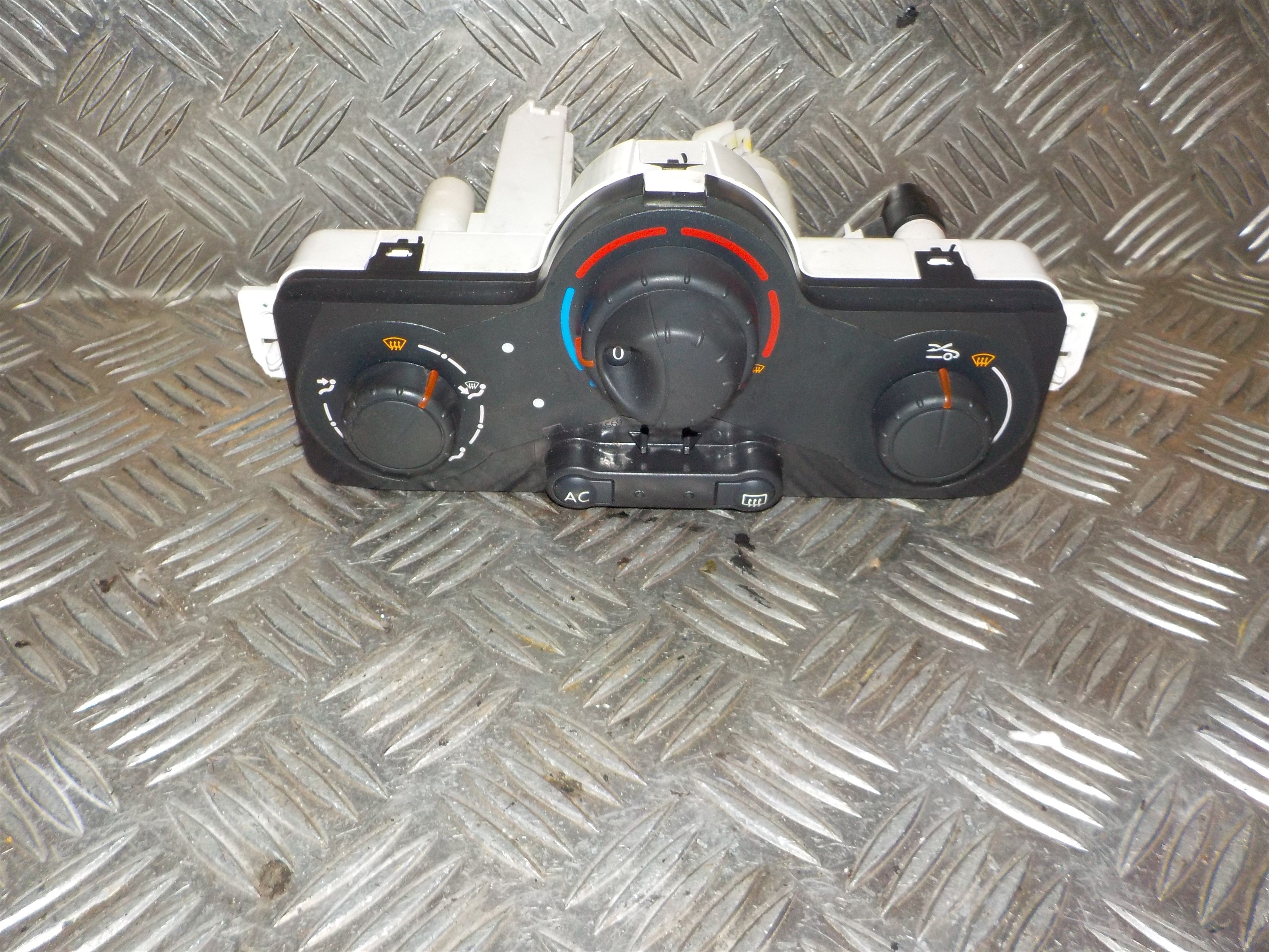 Renault Clio 3 Varmeregulering Med OEM Nr. 69590001 Fra Renault Ophugger