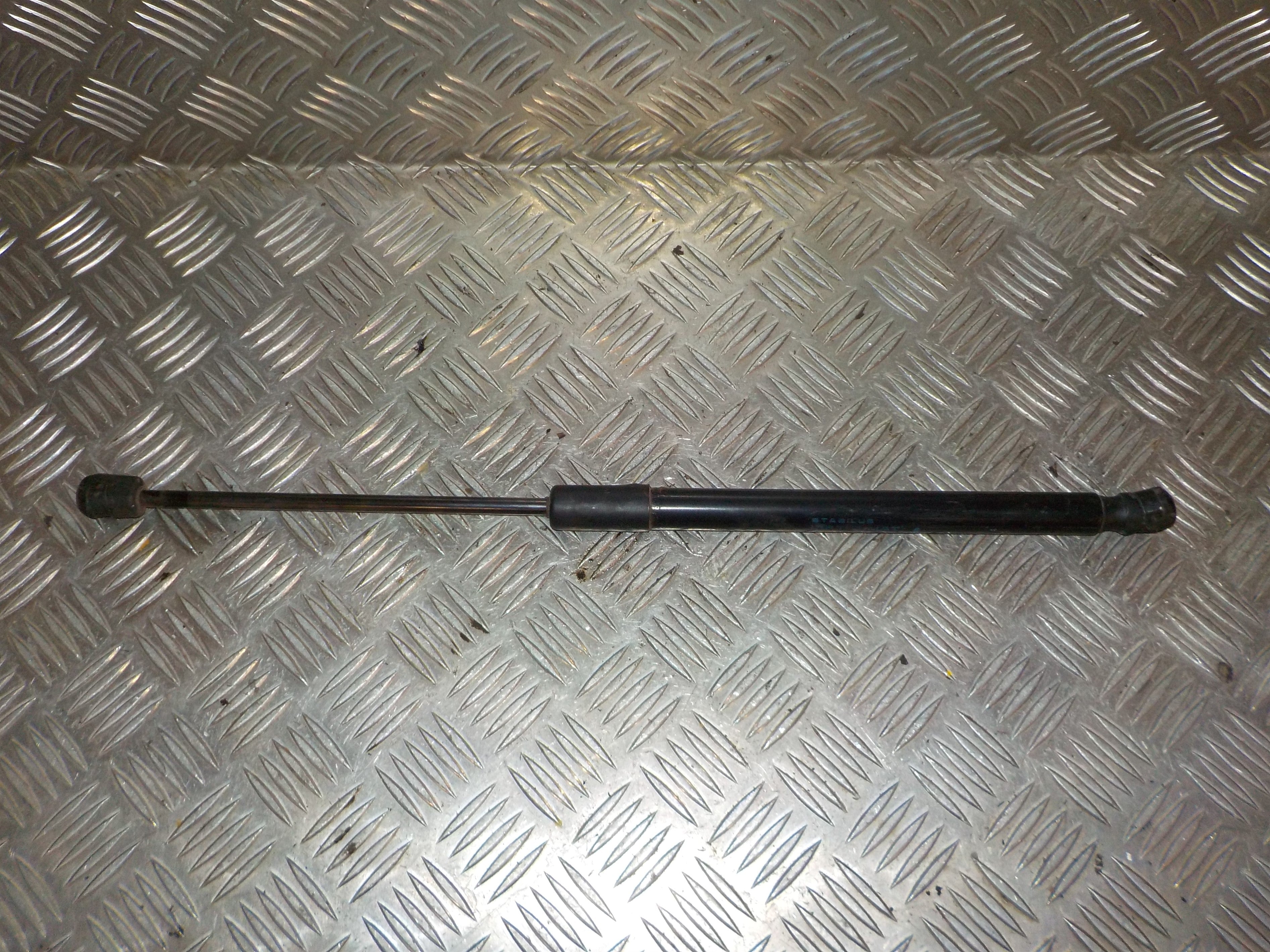 Renault Clio 3 Bagklapsdæmper Med OEM Nr. 8200583852 Fra Renault Ophugger