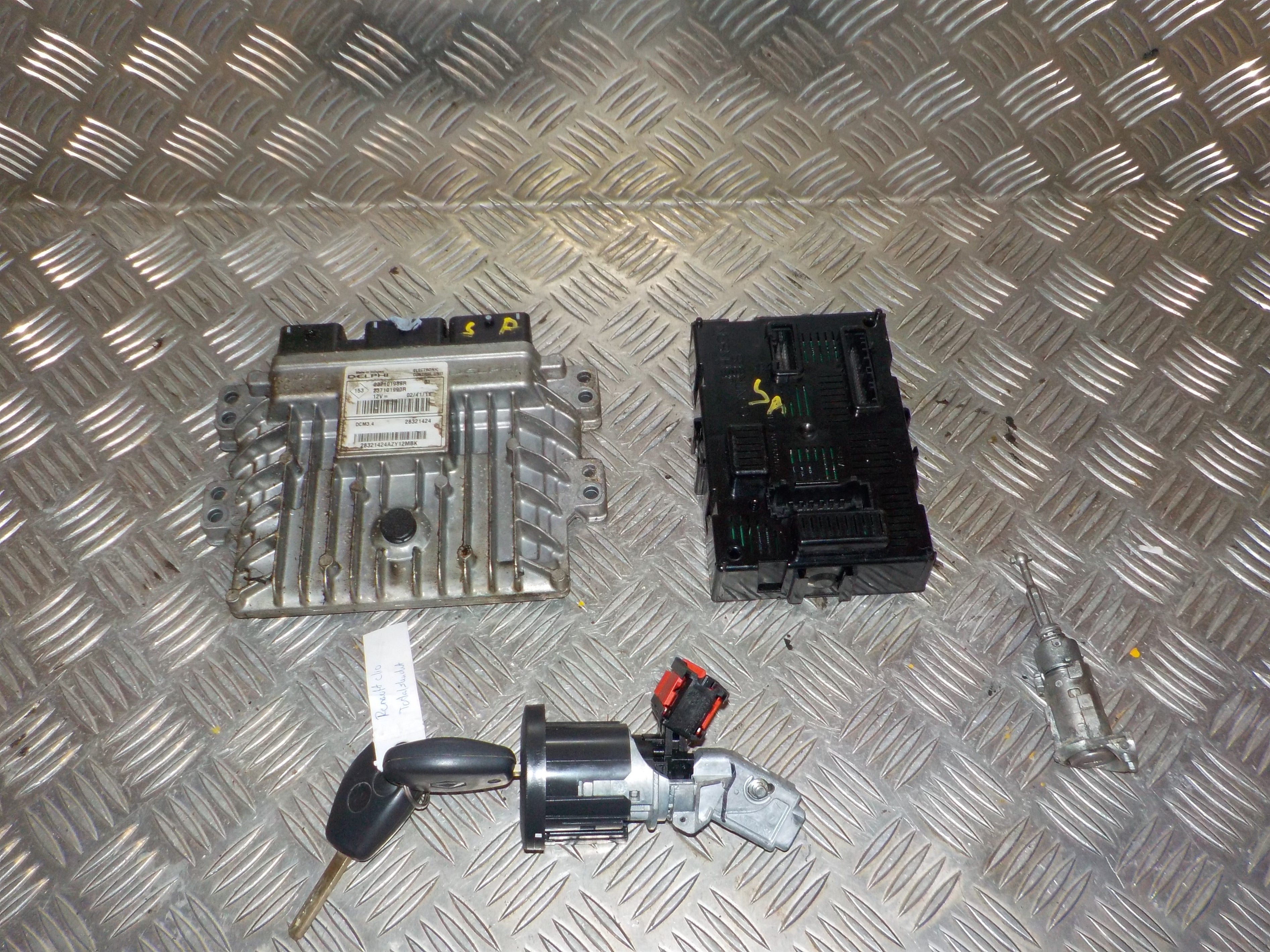 Renault Clio 3 Motorstyring - Motorstyreboks - Injection Elboks Med OEM Nr. 237101989R Fra Renault Ophugger