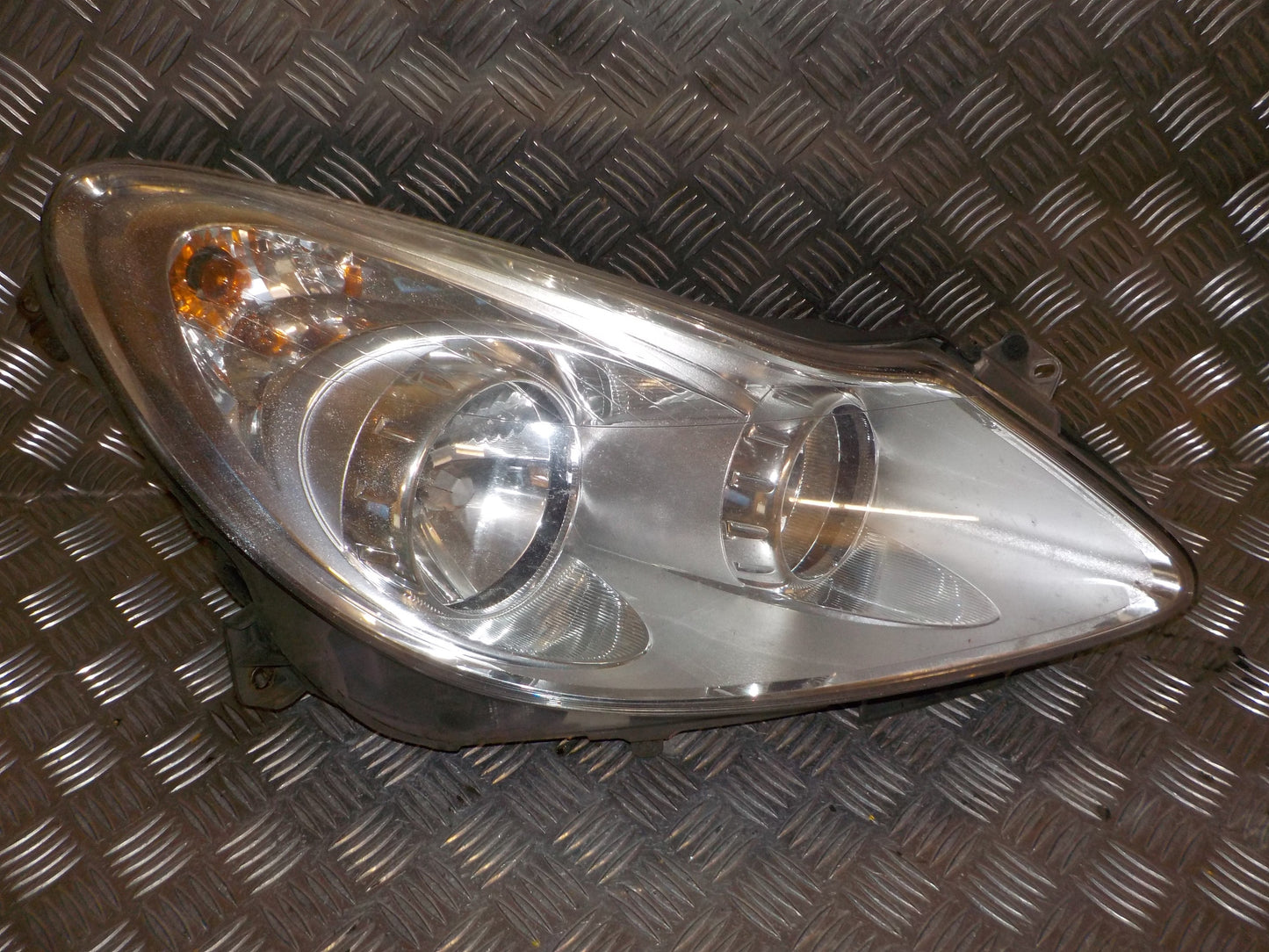 Opel Corsa D Forlygte Med OEM Nr. 13186382 Fra Opel Ophugger