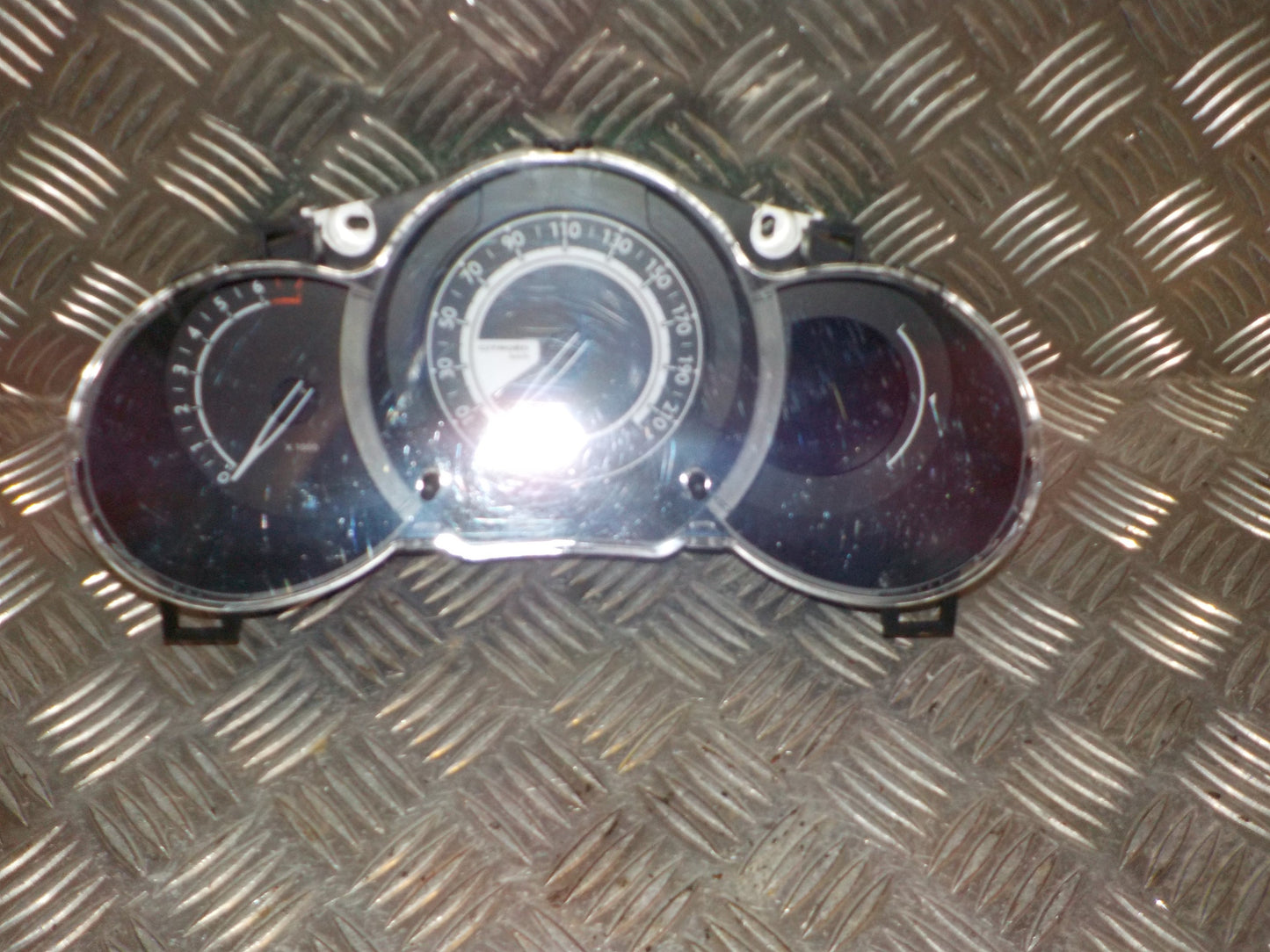 Citroen C3 II Speedometer - Instrument Med OEM Nr. 98041179XT Fra Citroen Ophugger