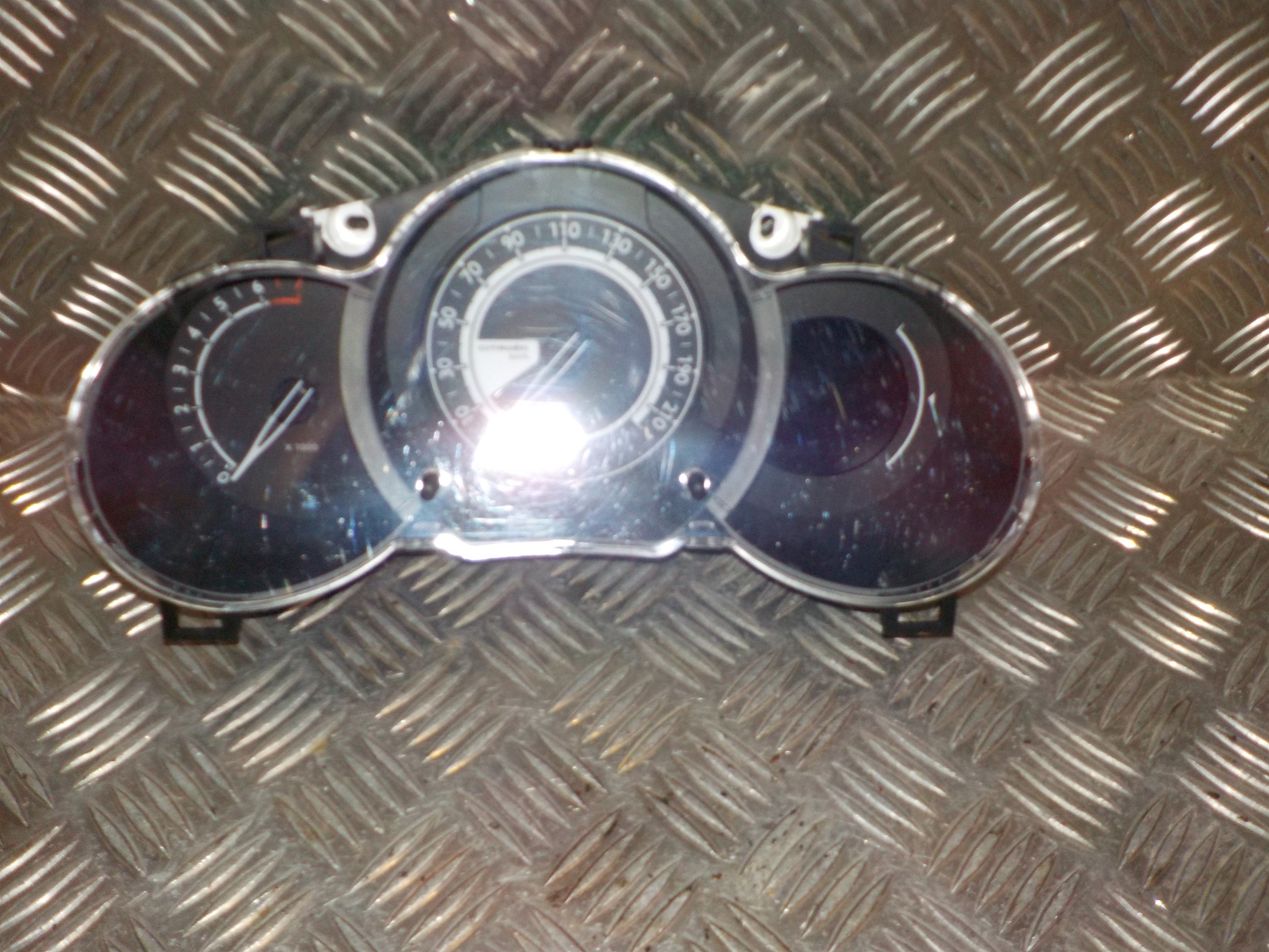 Citroen C3 II Speedometer - Instrument Med OEM Nr. 98041179XT Fra Citroen Ophugger