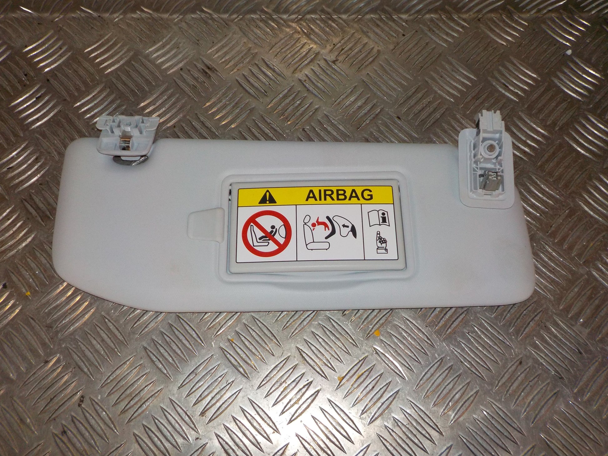 Peugeot 208 Solskærm Med OEM Nr. 16125932PR Fra Peugeot Ophugger