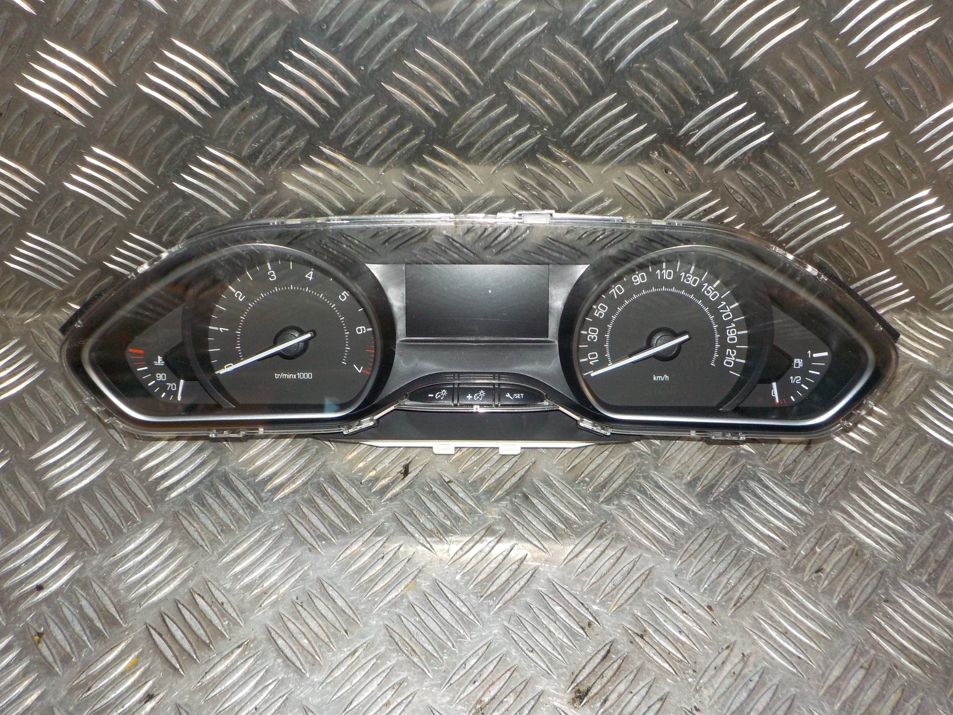 Peugeot 208 Speedometer - Instrument Med OEM Nr. 9825986180 Fra Peugeot Ophugger