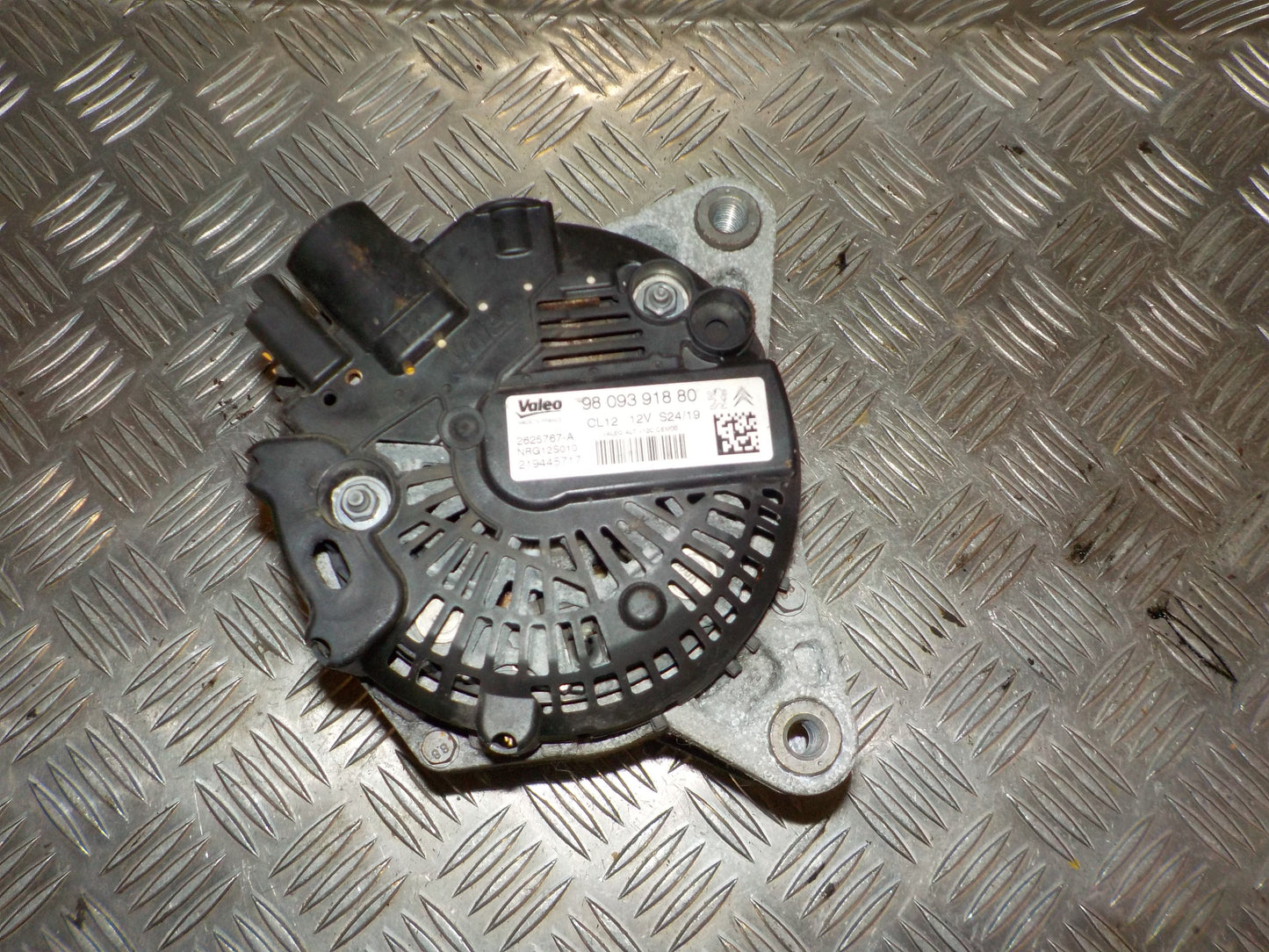 Peugeot 208 Generator Med OEM Nr. 9809391880 Fra Peugeot Ophugger