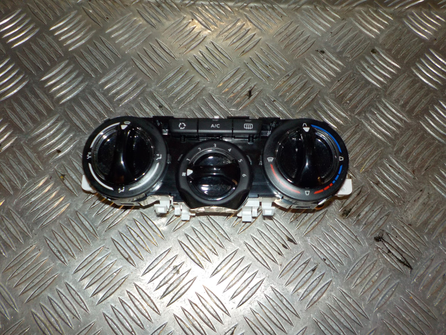 Peugeot 208 Varmeregulering Med OEM Nr. 9819611577 Fra Peugeot Ophugger