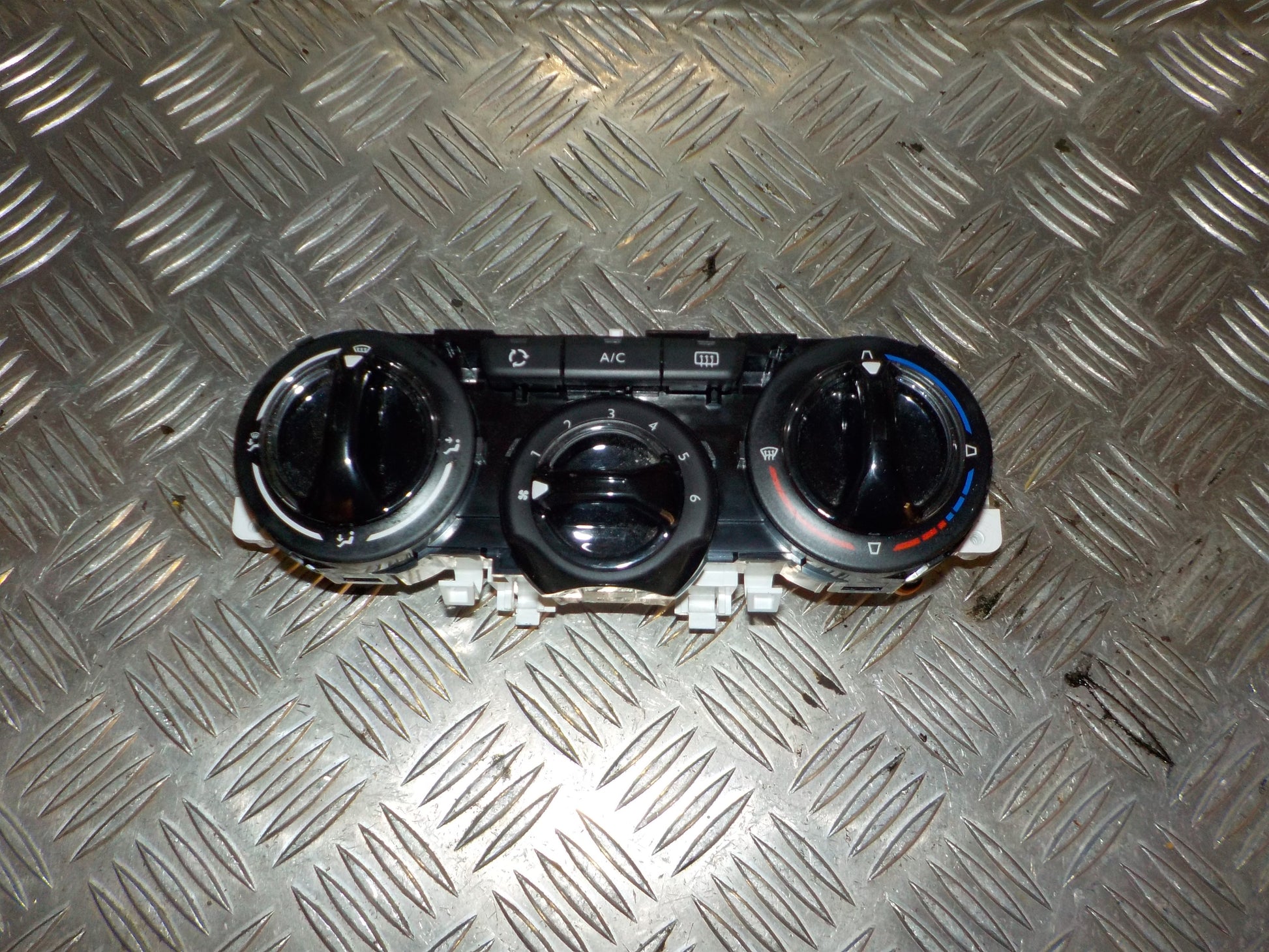 Peugeot 208 Varmeregulering Med OEM Nr. 9819611577 Fra Peugeot Ophugger