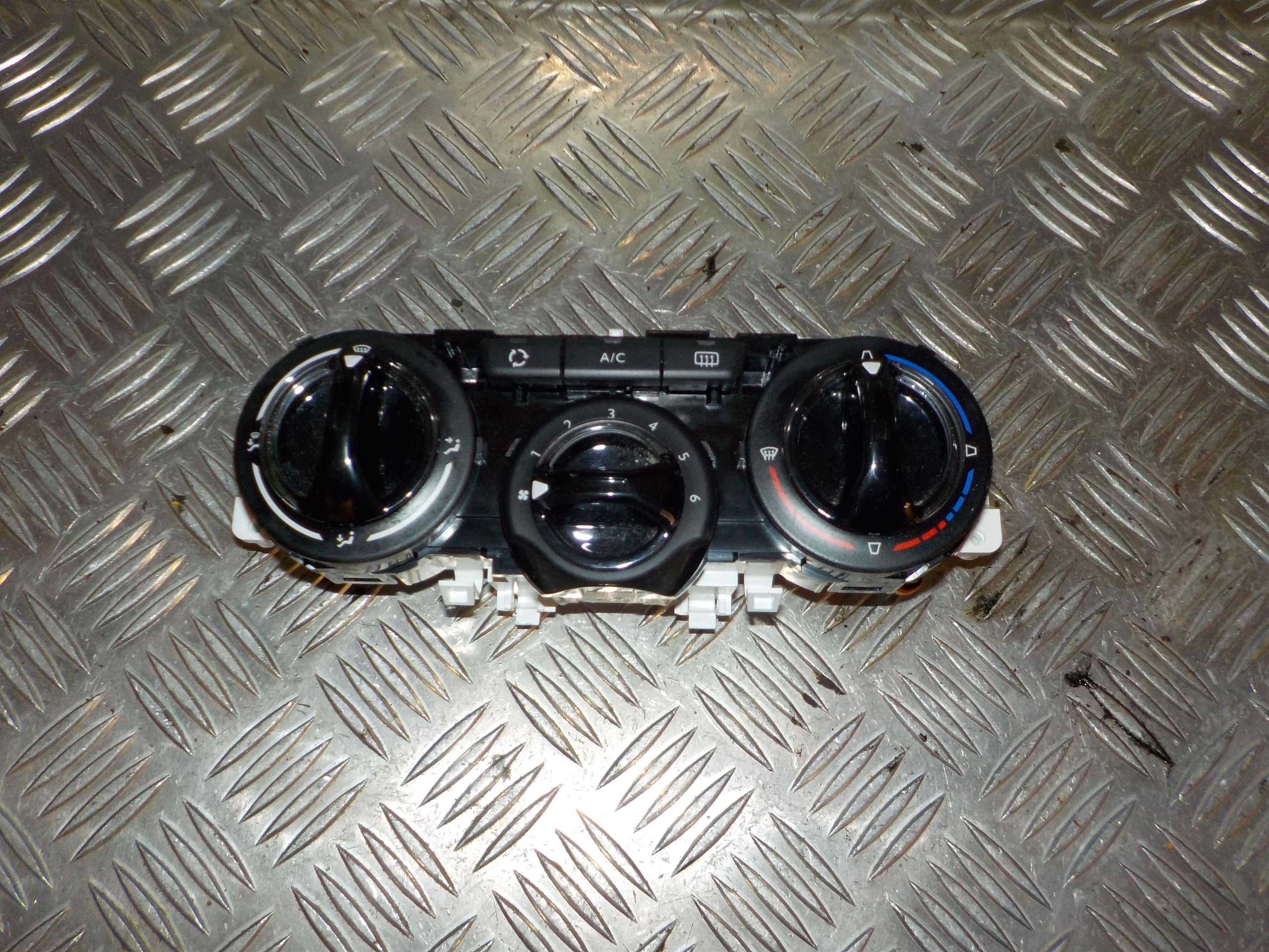 Peugeot 208 Varmeregulering Med OEM Nr. 9819611577 Fra Peugeot Ophugger