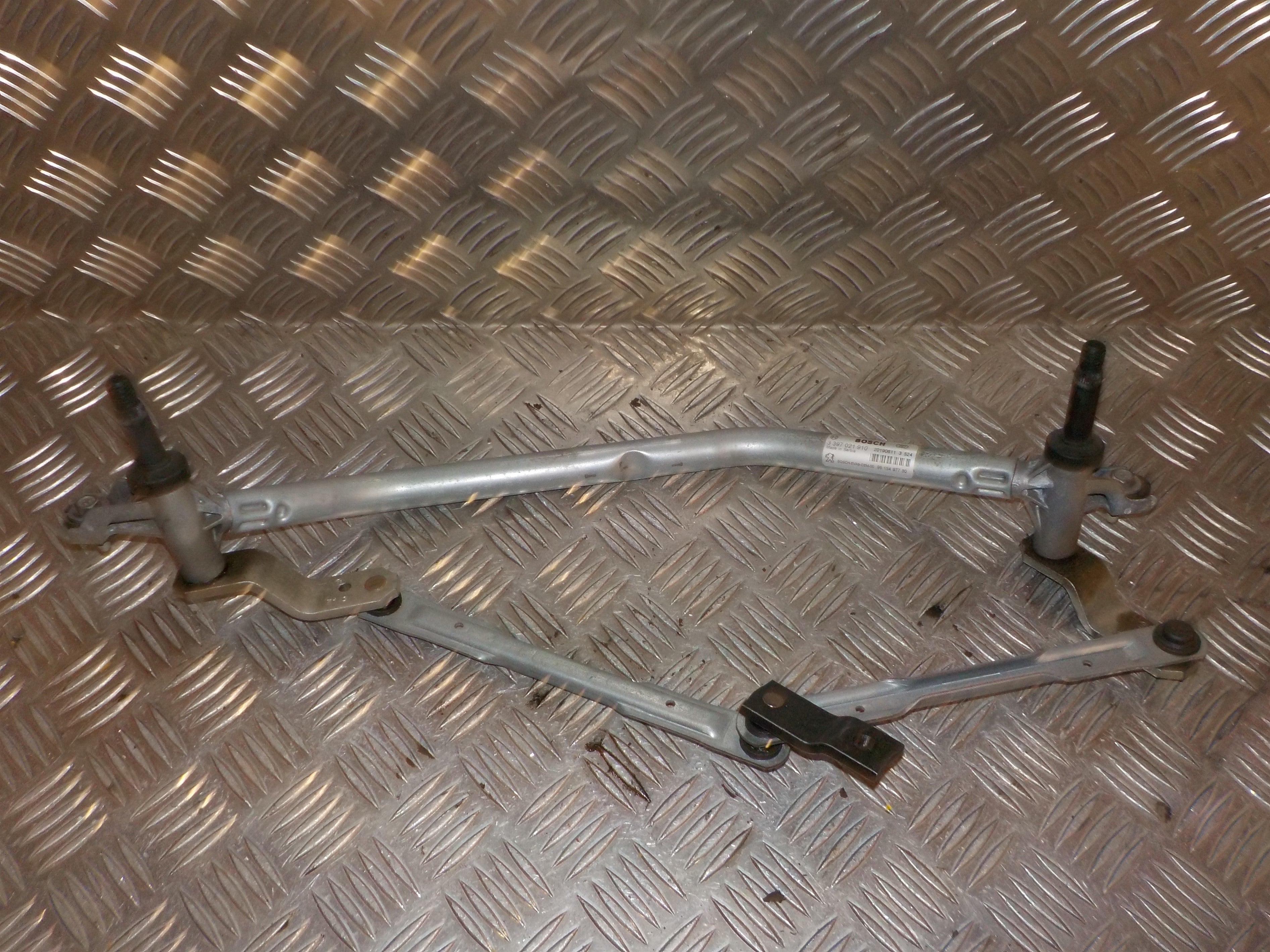 Peugeot 208 Viskertræk Med OEM Nr. 9815497780 Fra Peugeot Ophugger
