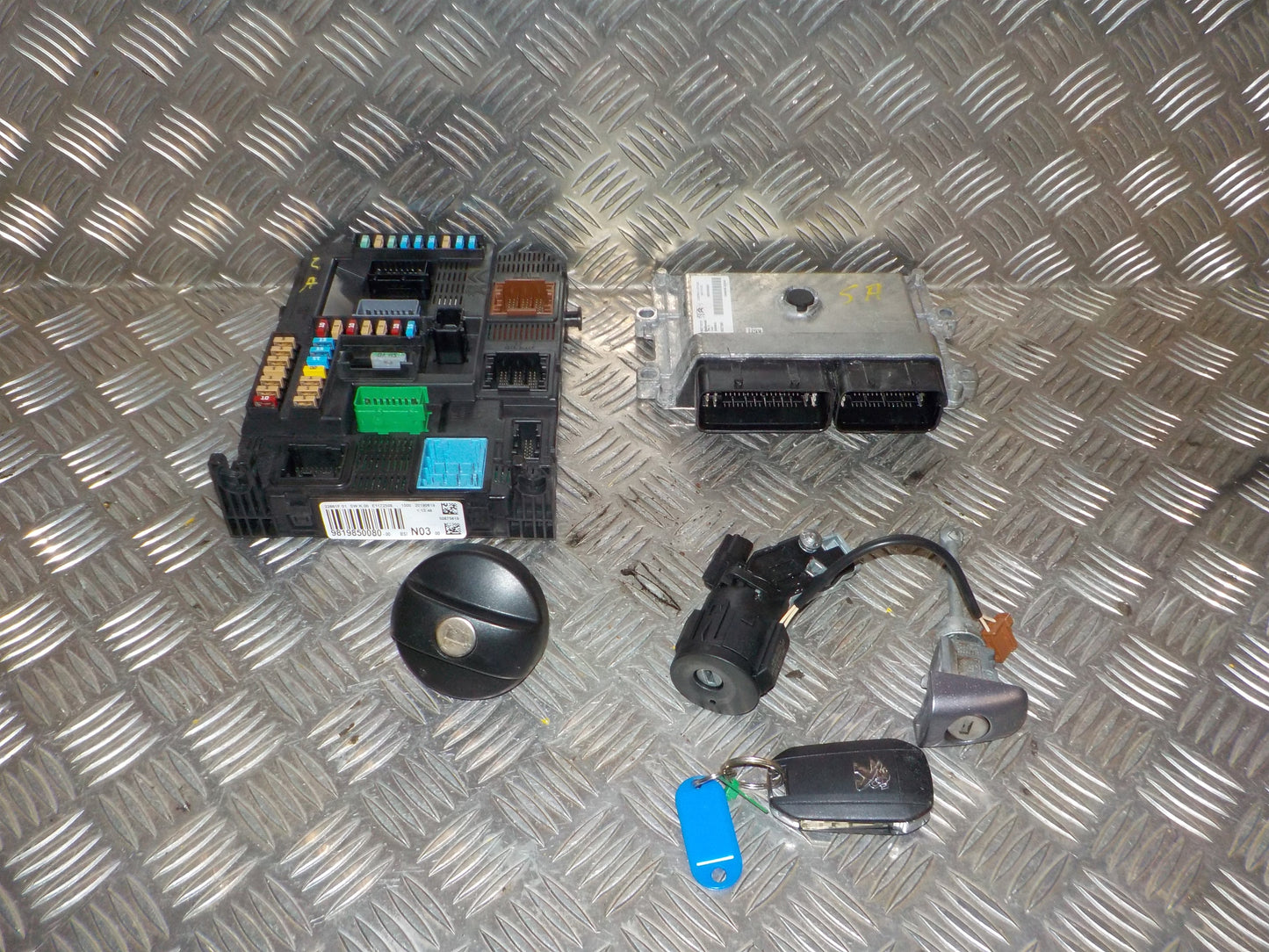 Peugeot 208 Motorstyring - Motorstyreboks - Injection Elboks Med OEM Nr. 9829598880 Fra Peugeot Ophugger