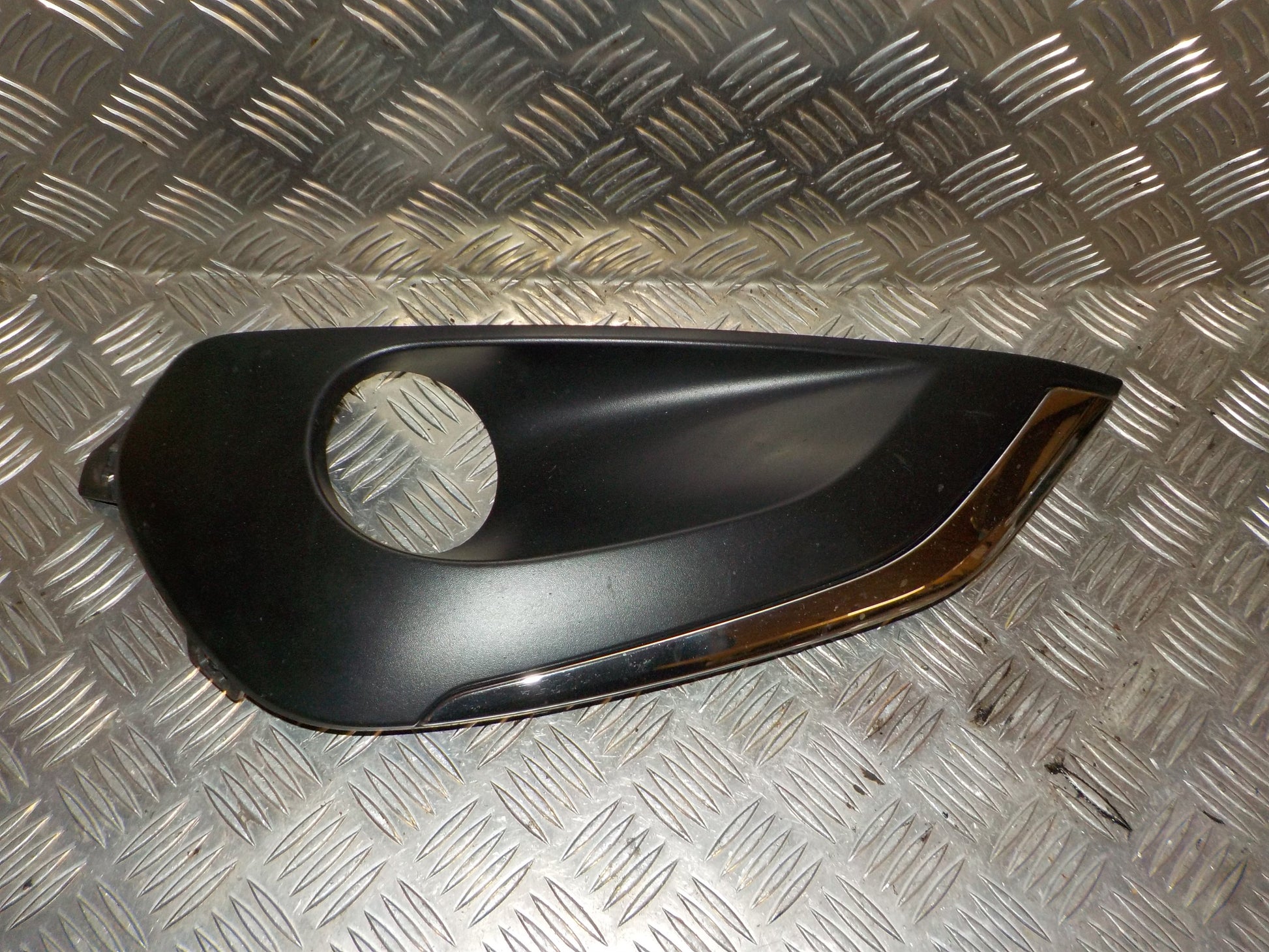 Peugeot 208 Kofangergitter Med OEM Nr. 9810729877 Fra Peugeot Ophugger