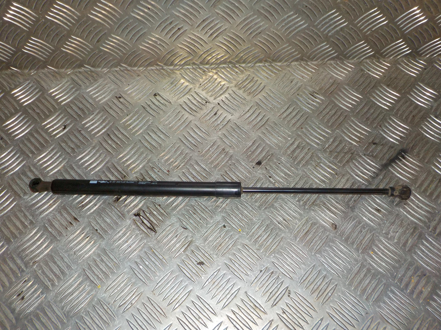 Peugeot 208 Bagklapsdæmper Med OEM Nr. 9676494780 Fra Peugeot Ophugger