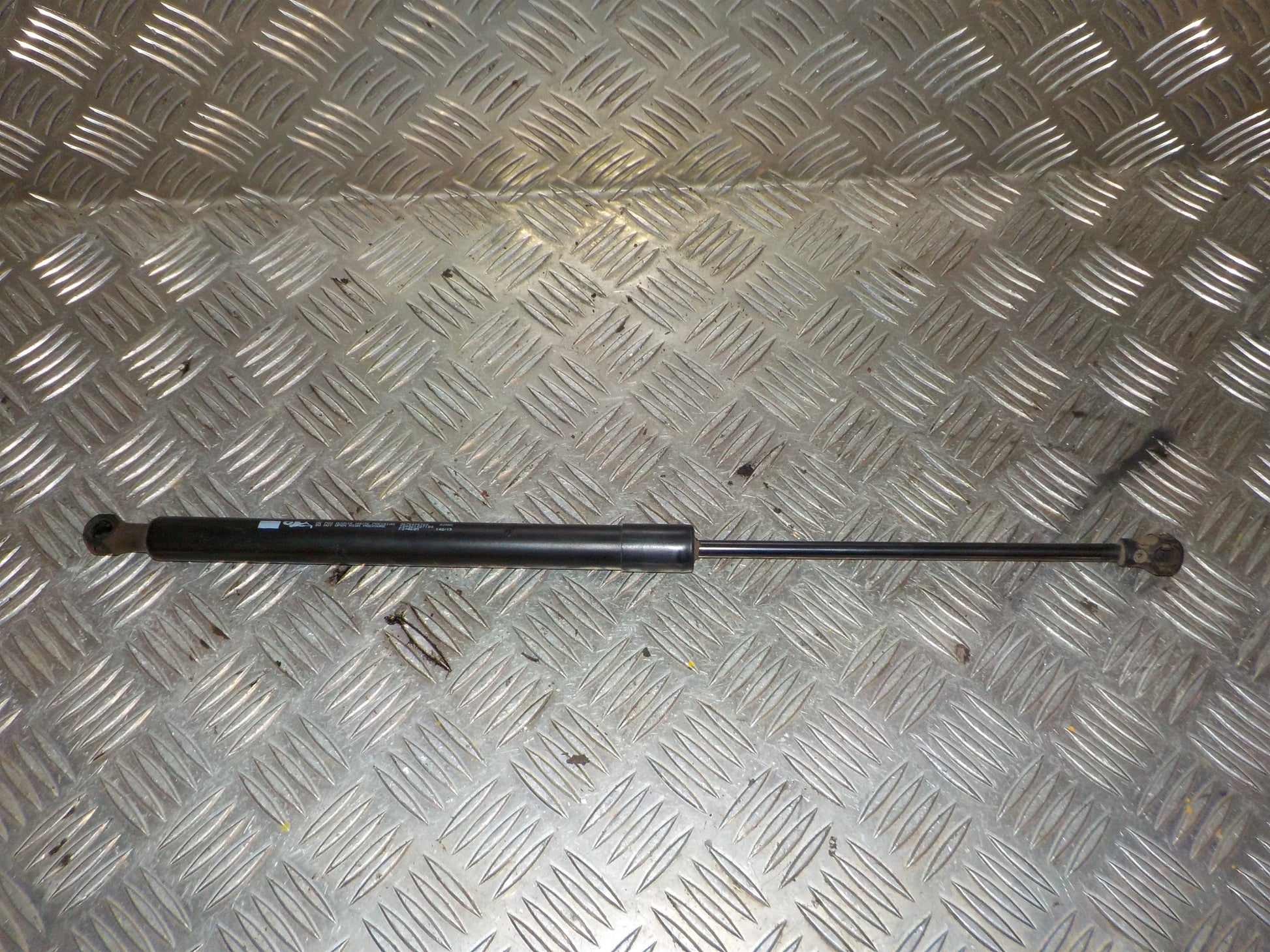 Peugeot 208 Bagklapsdæmper Med OEM Nr. 9676494780 Fra Peugeot Ophugger