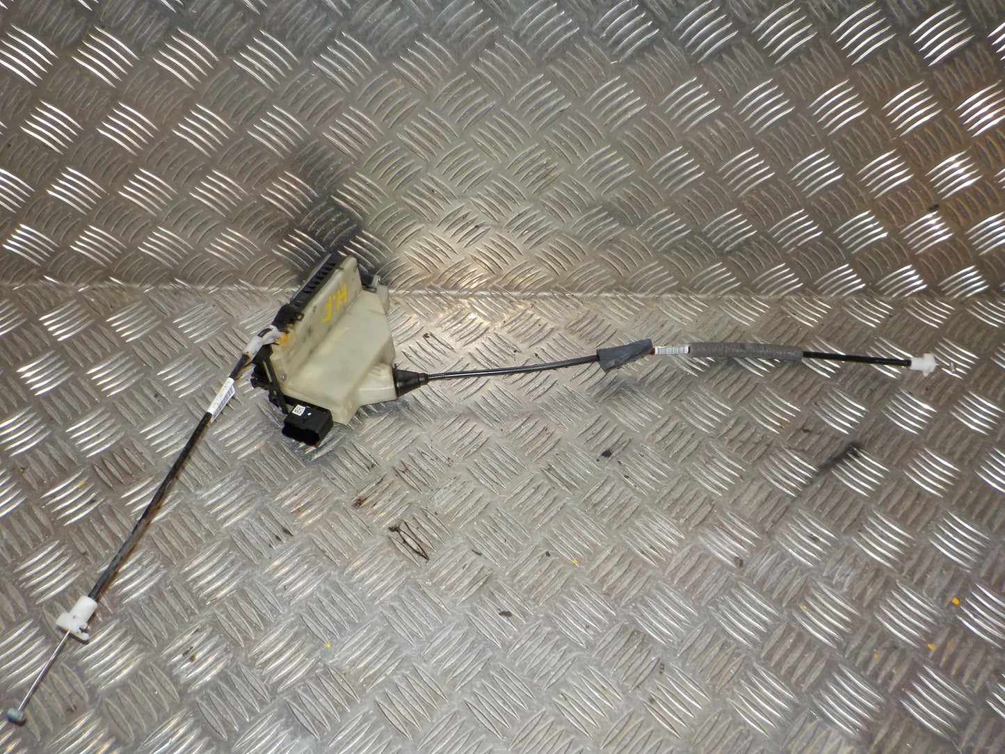 Peugeot 208 Dørlås Med OEM Nr. 9812500780 Fra Peugeot Ophugger