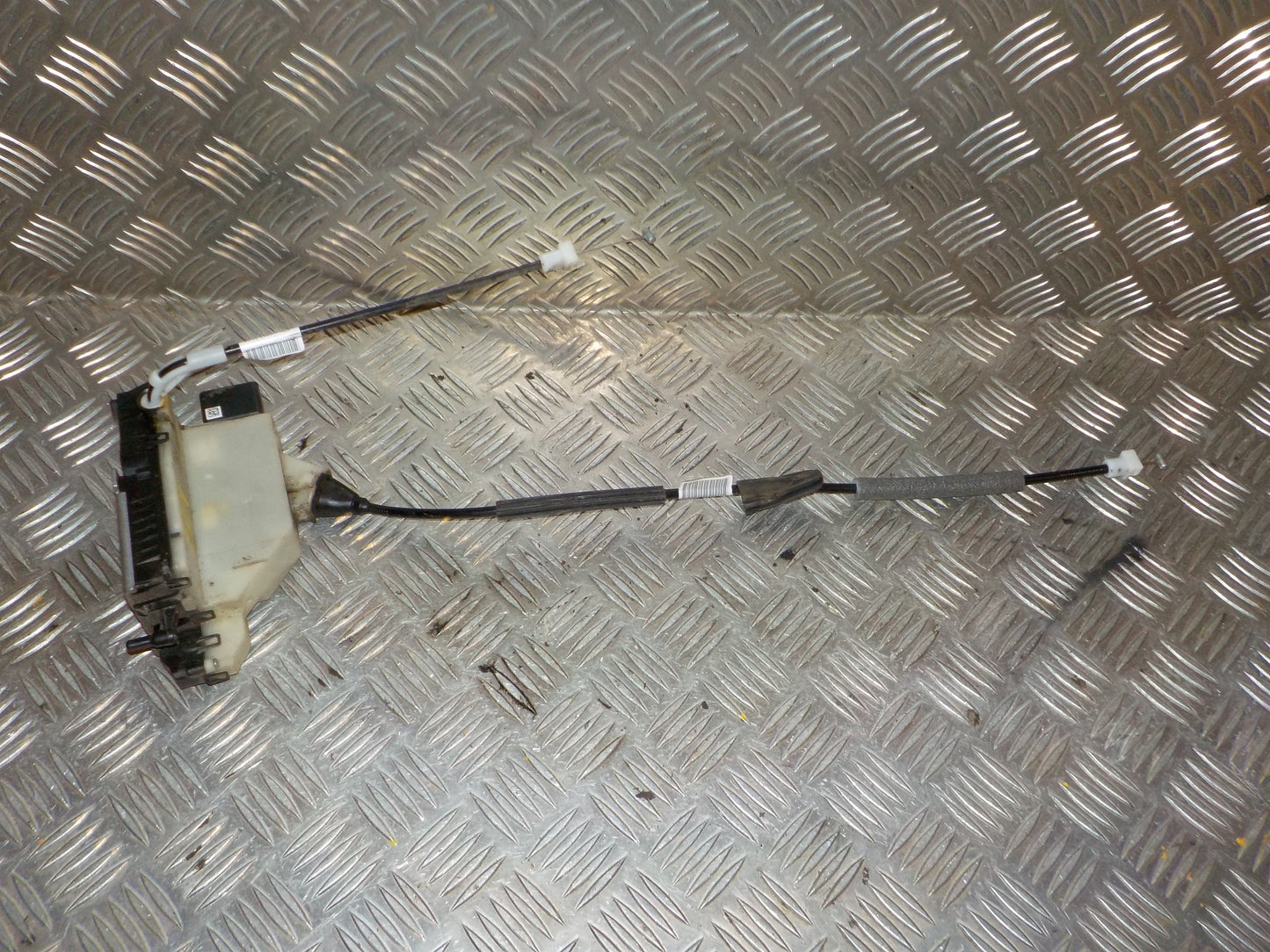 Peugeot 208 Dørlås Med OEM Nr. 9812501280 Fra Peugeot Ophugger