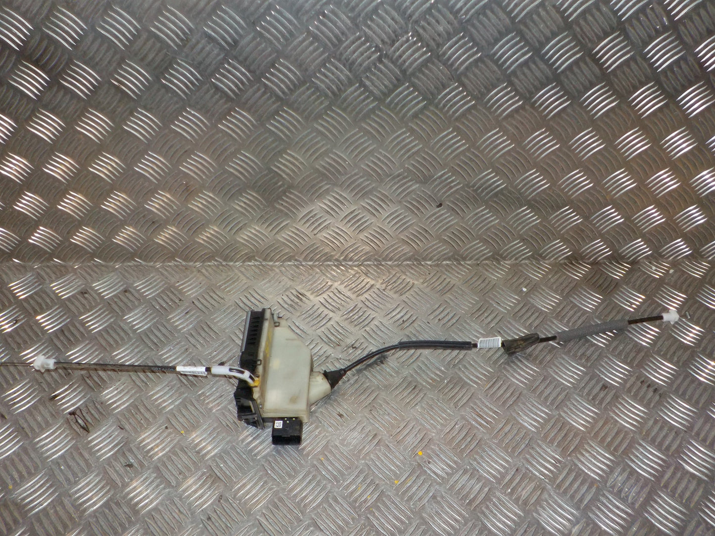 Peugeot 208 Dørlås Med OEM Nr. 9812501180 Fra Peugeot Ophugger