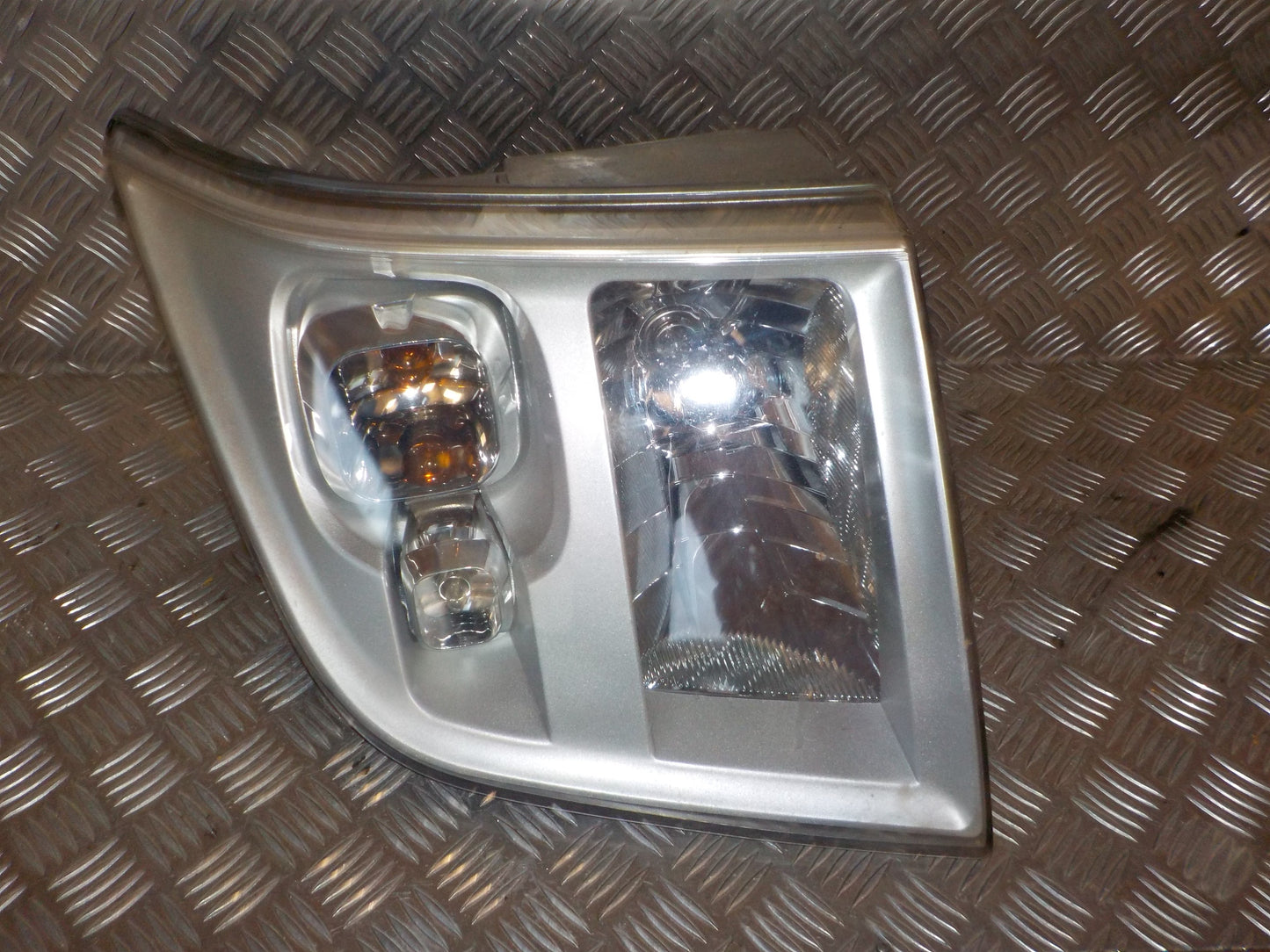 Ford Transit Forhj Forlygte Med OEM Nr. 1684410 Fra Ford Ophugger