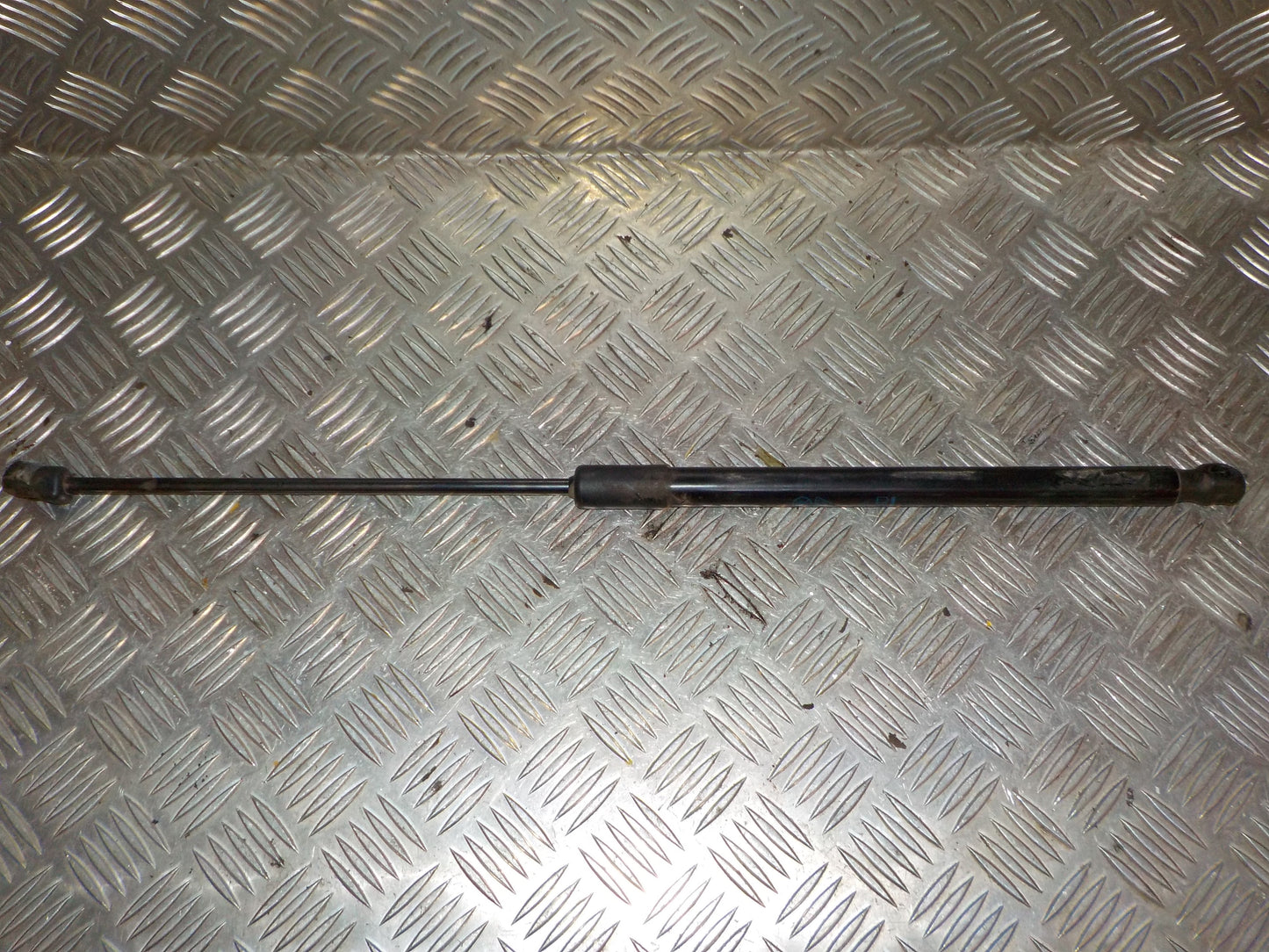 Opel Astra K Bagklapsdæmper Med OEM Nr. 39023116 Fra Opel Ophugger