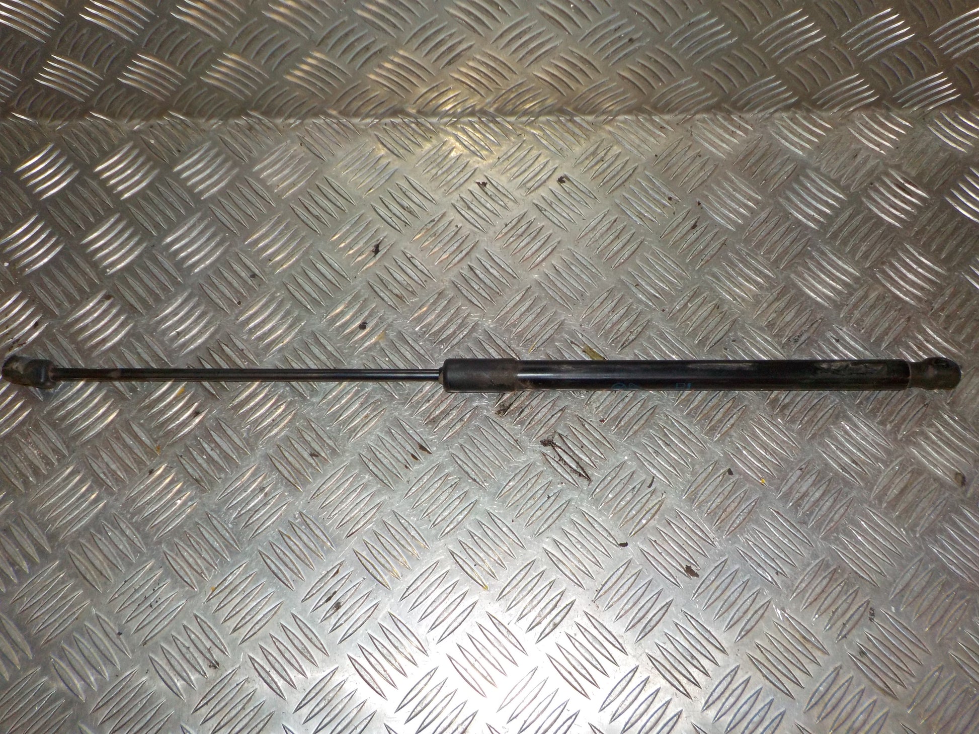 Opel Astra K Bagklapsdæmper Med OEM Nr. 39023116 Fra Opel Ophugger